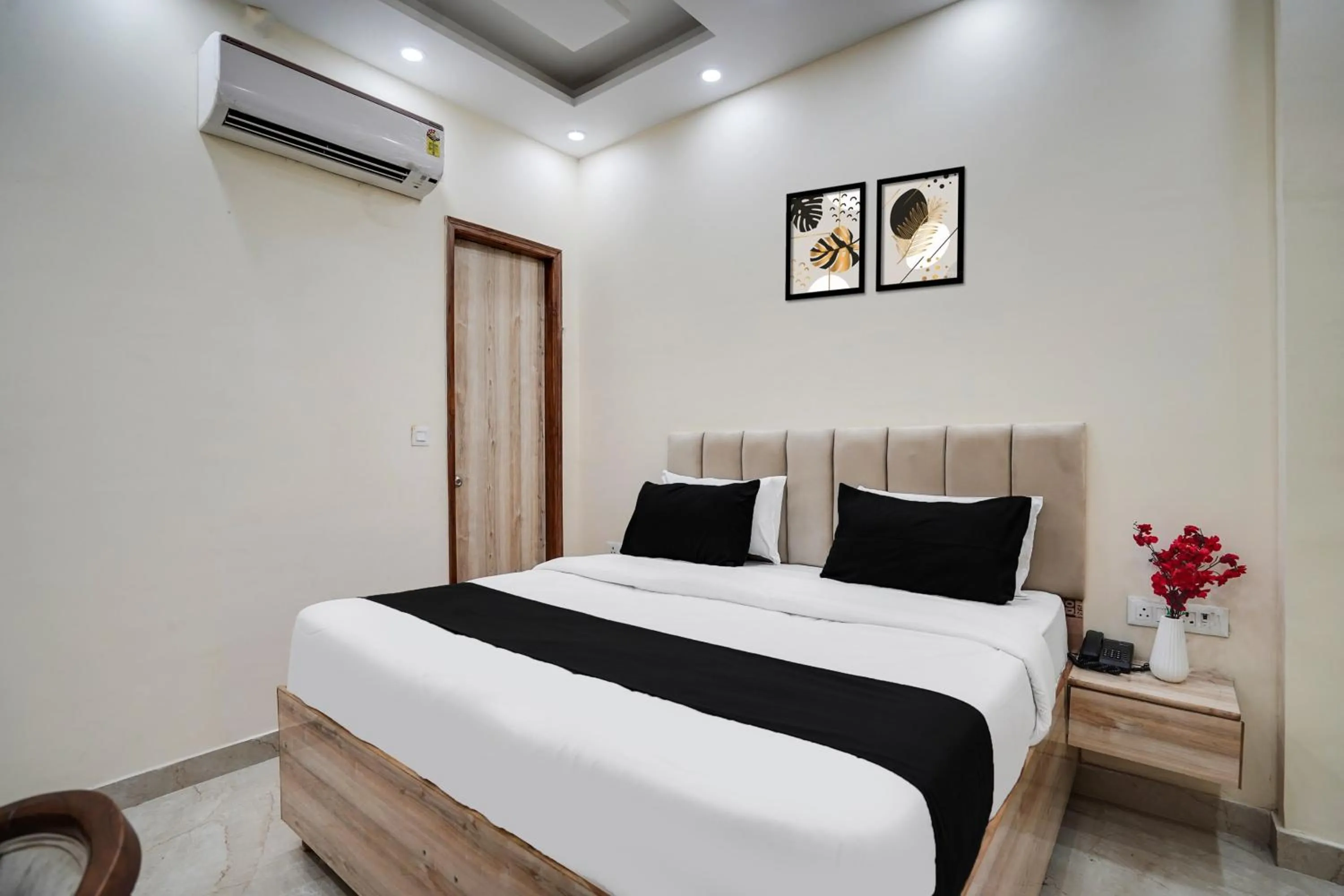 Bedroom, Bed in Super Townhouse Sector 63 A Noida