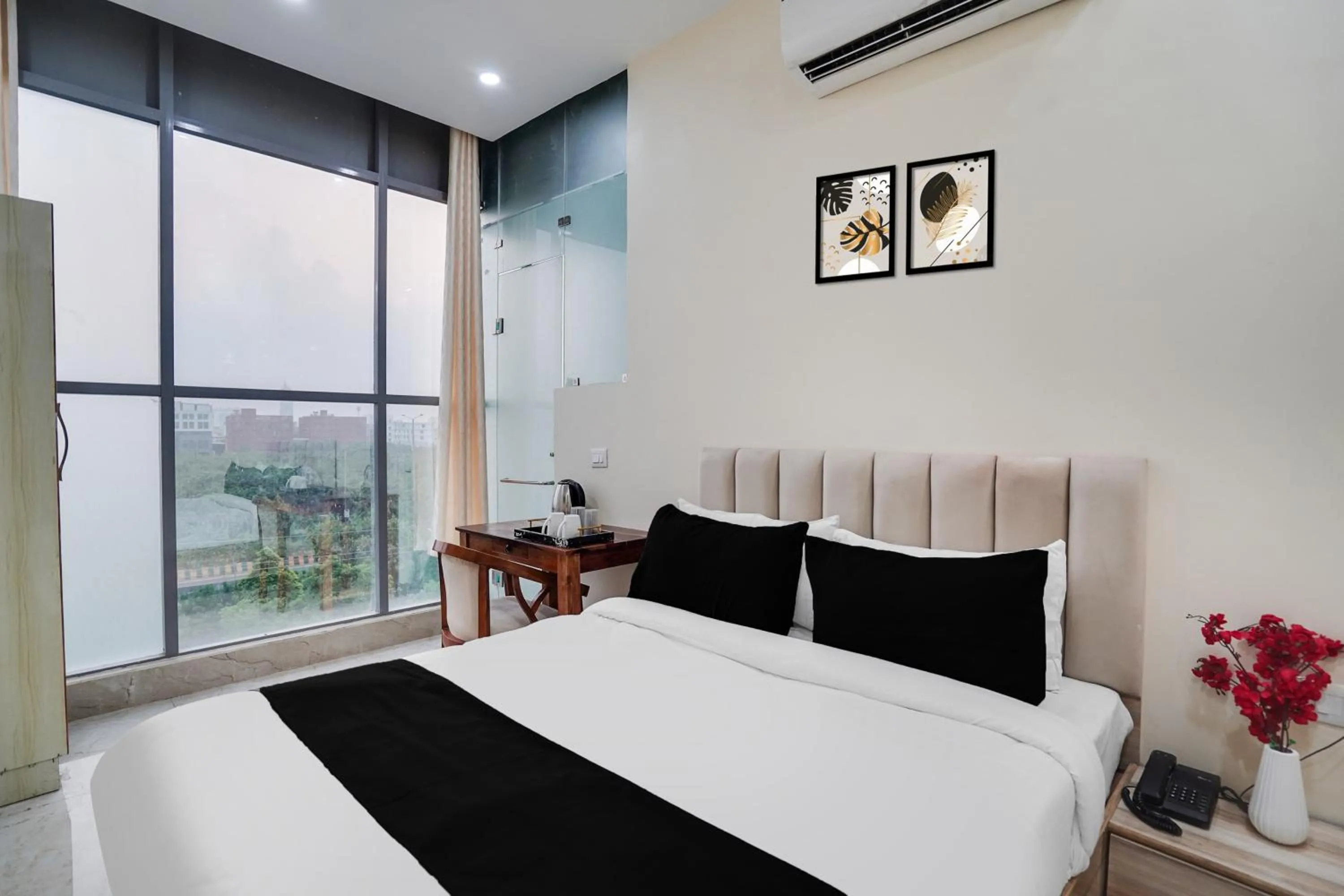 Bedroom, Bed in Super Townhouse Sector 63 A Noida