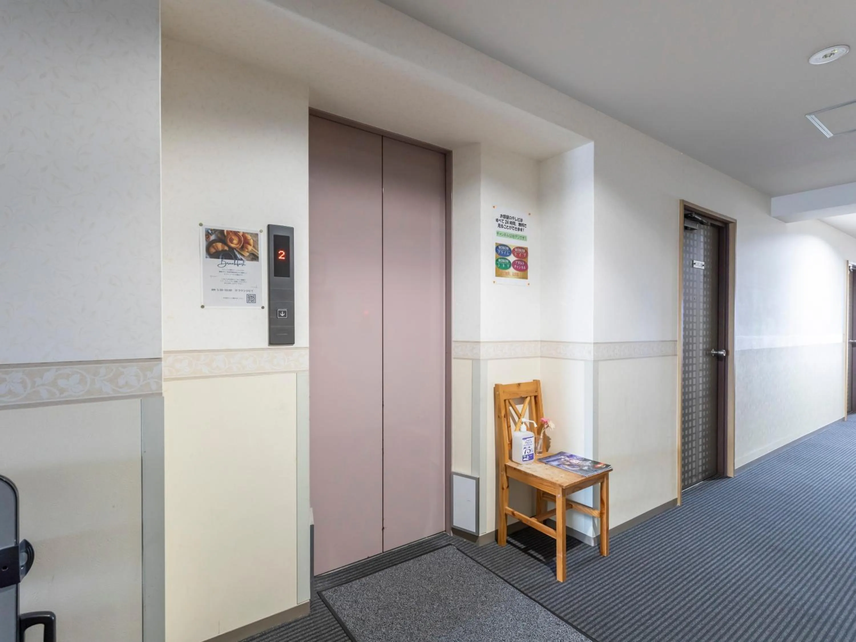 elevator in Hotel HORAIRE Saijo