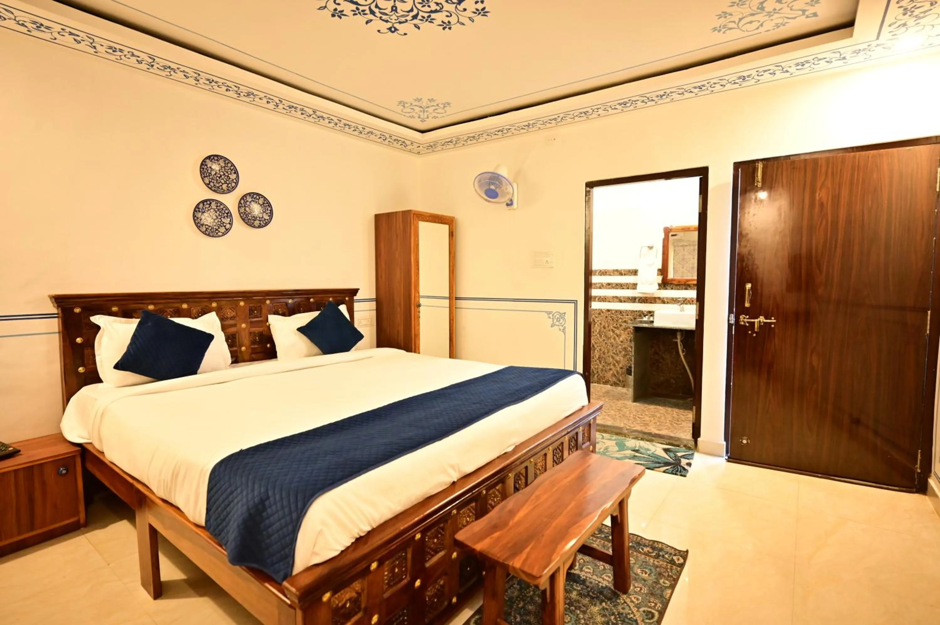 Bedroom, Bed in The castle crown - Hem Vilas Resort Ranthambhore