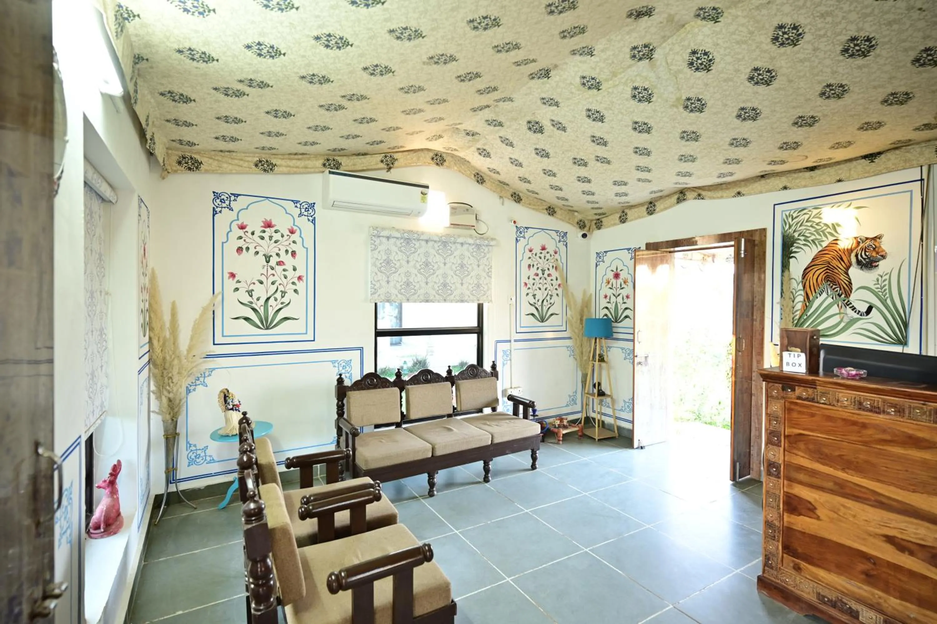 Seating area in The castle crown - Hem Vilas Resort Ranthambhore