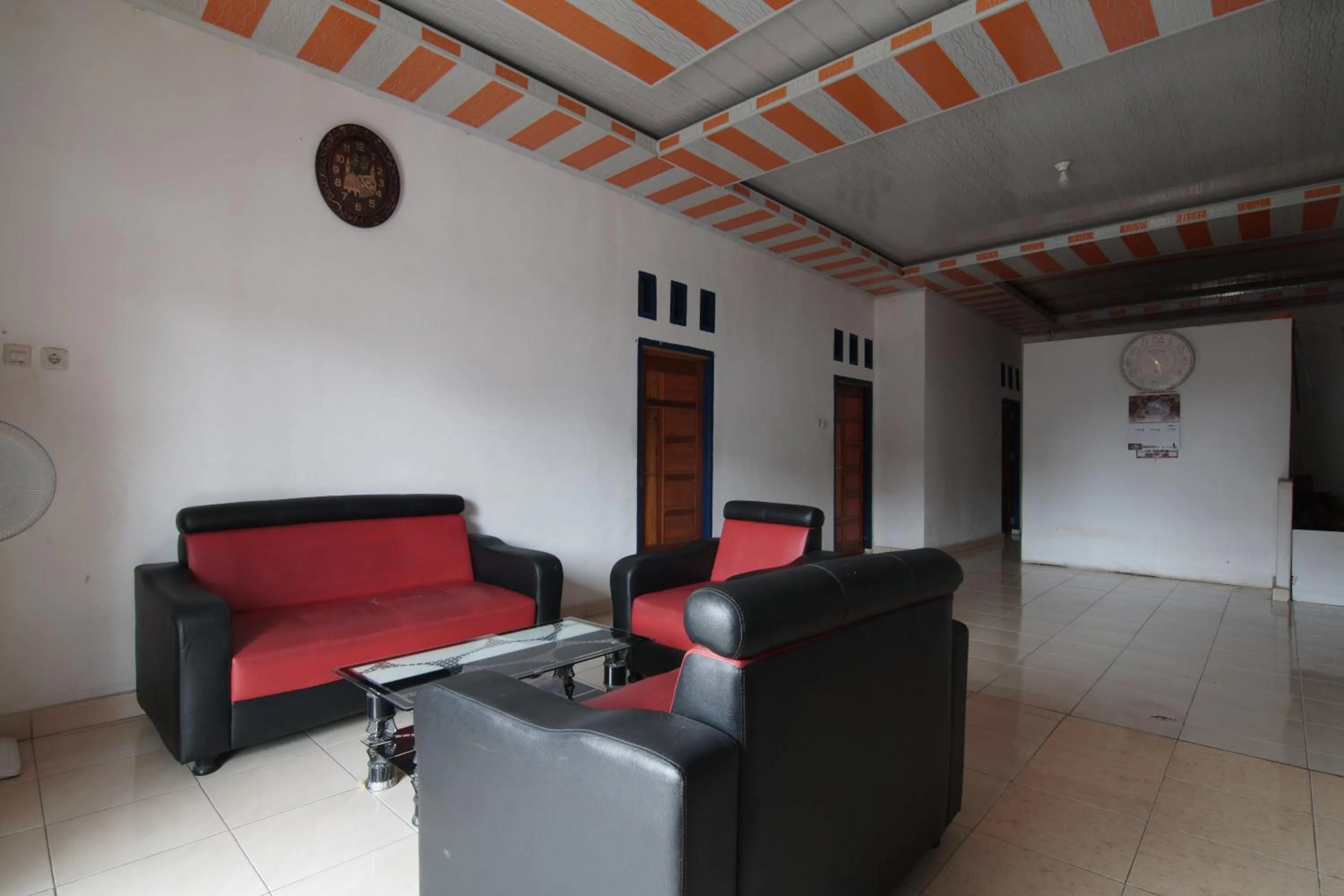 Lobby or reception in Hotel O Lona Guest House SyariahNearScience Park Universitas Riau