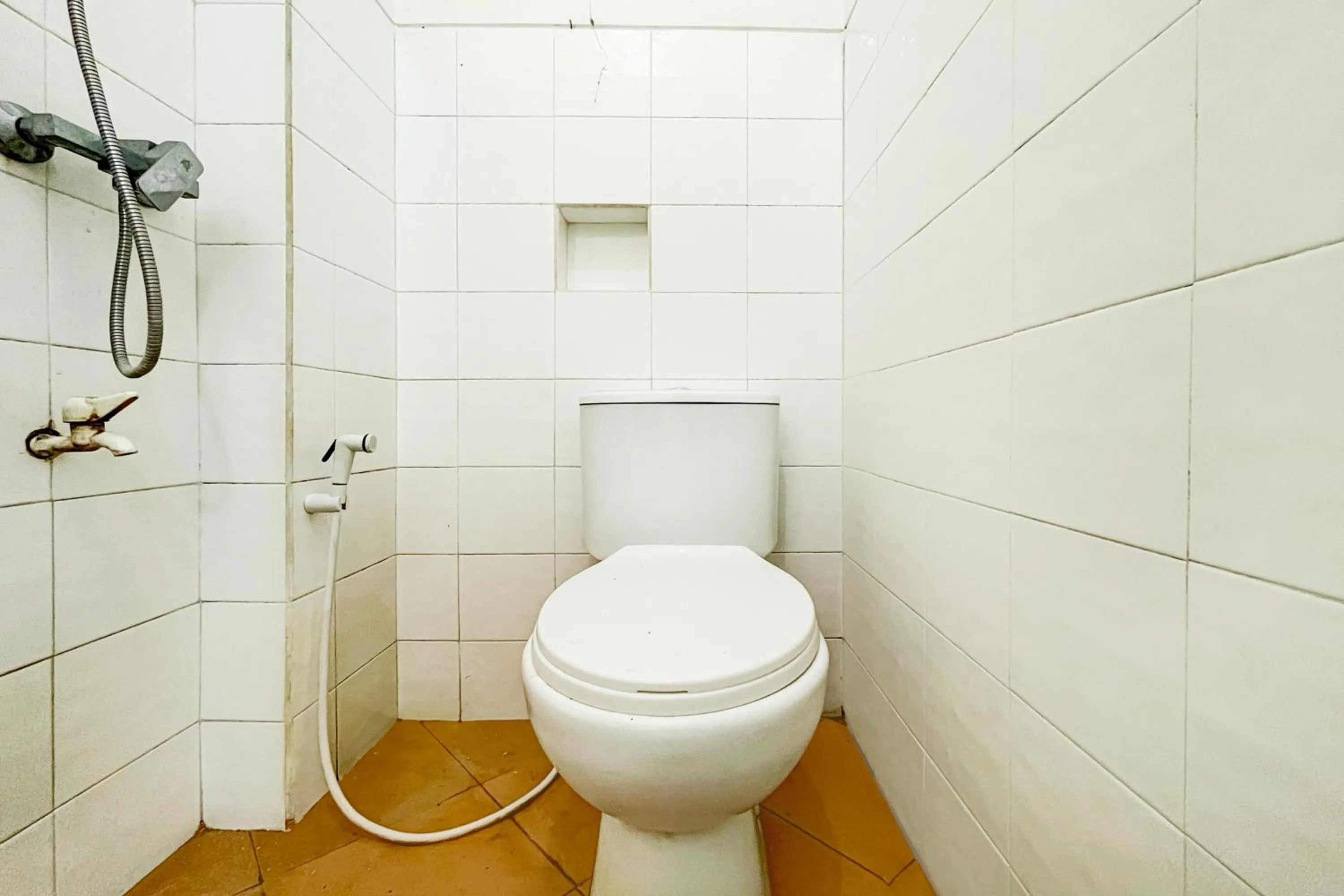 Bathroom in OYO Life 93398 Sudimoro Guest House Syariah