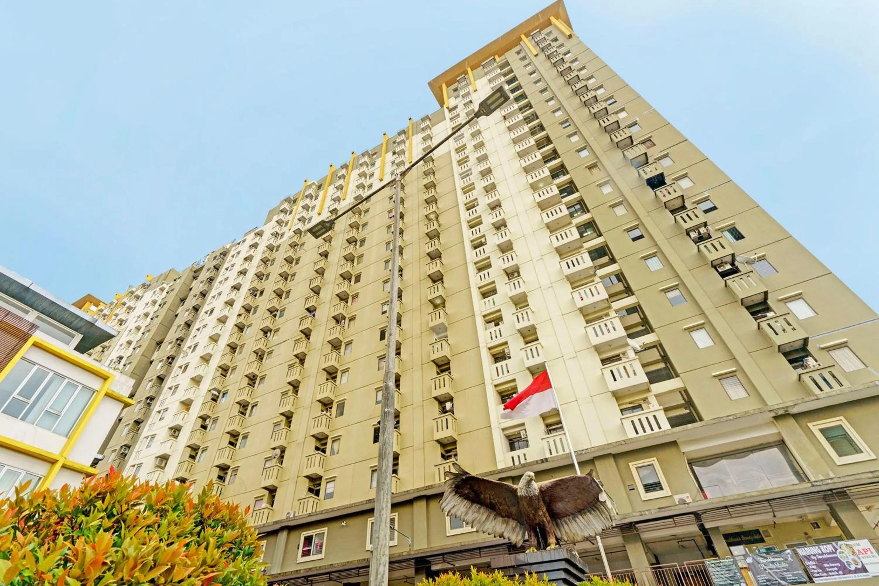 Facade/entrance in OYO 93352 Apartement Gateway Cicadas By Db Rent