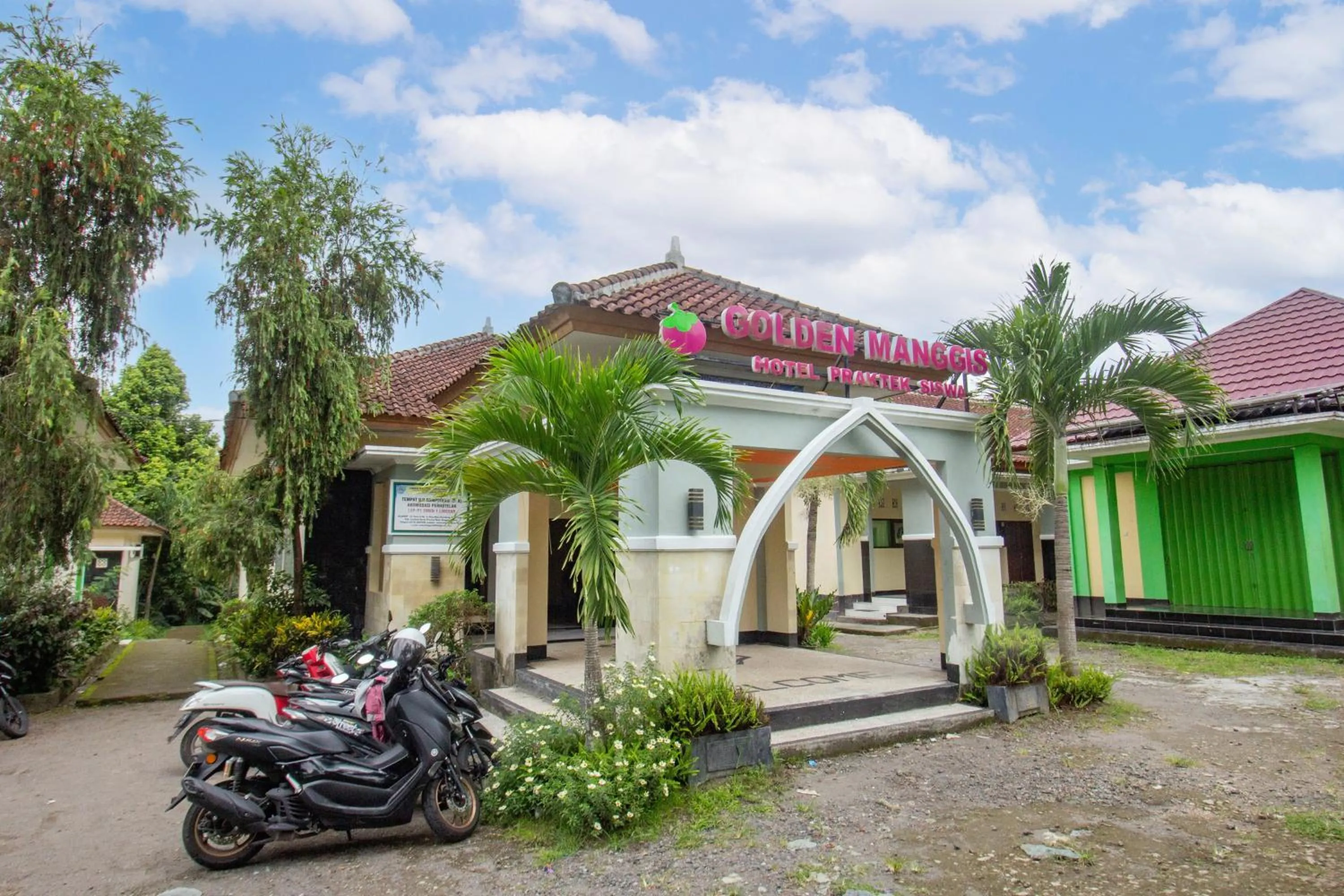Facade/entrance in Capital O 93391 Golden Manggis Hotel Near SMKN 1 Lingsar