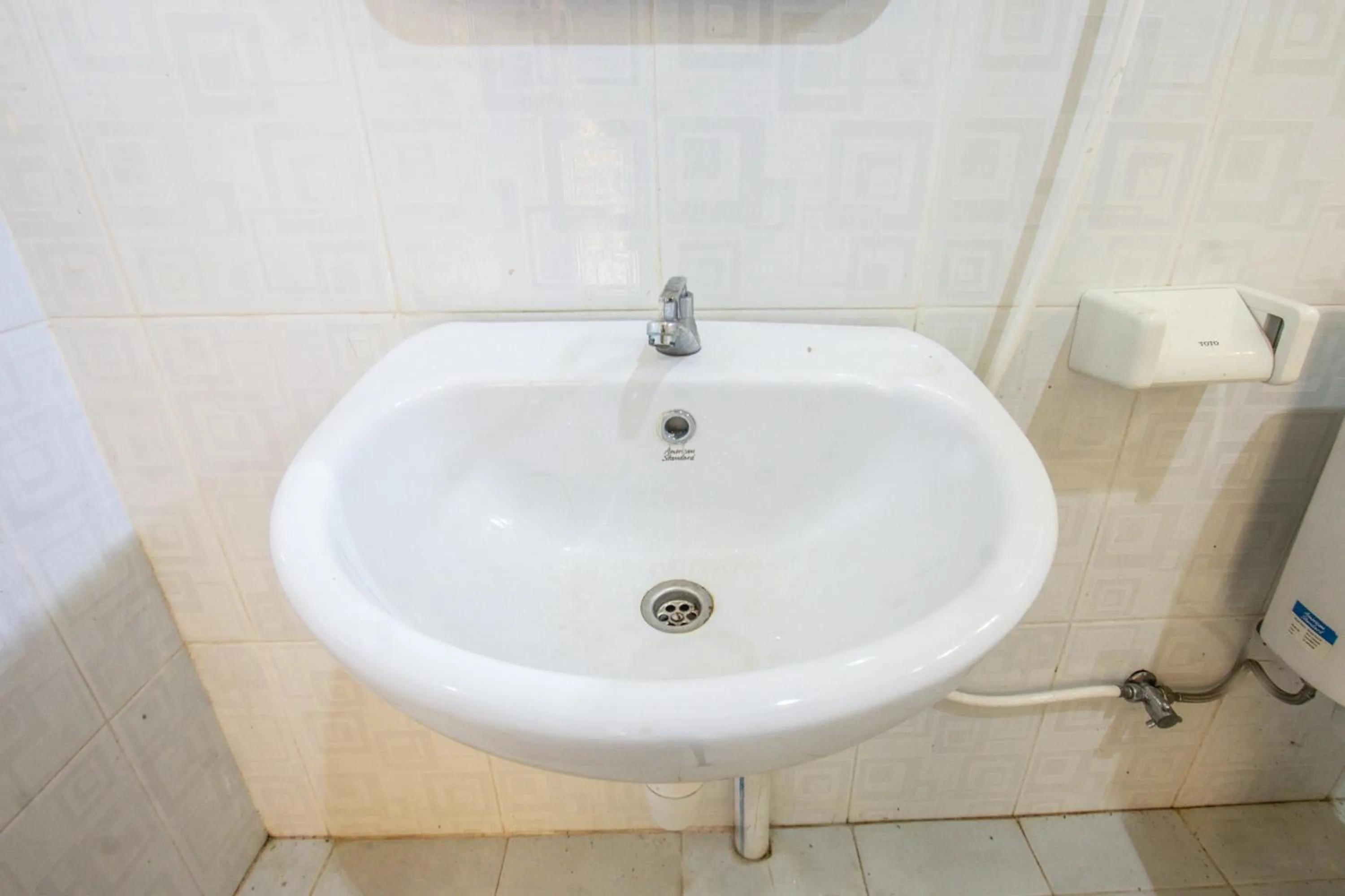 Bathroom in Capital O 93391 Golden Manggis Hotel Near SMKN 1 Lingsar