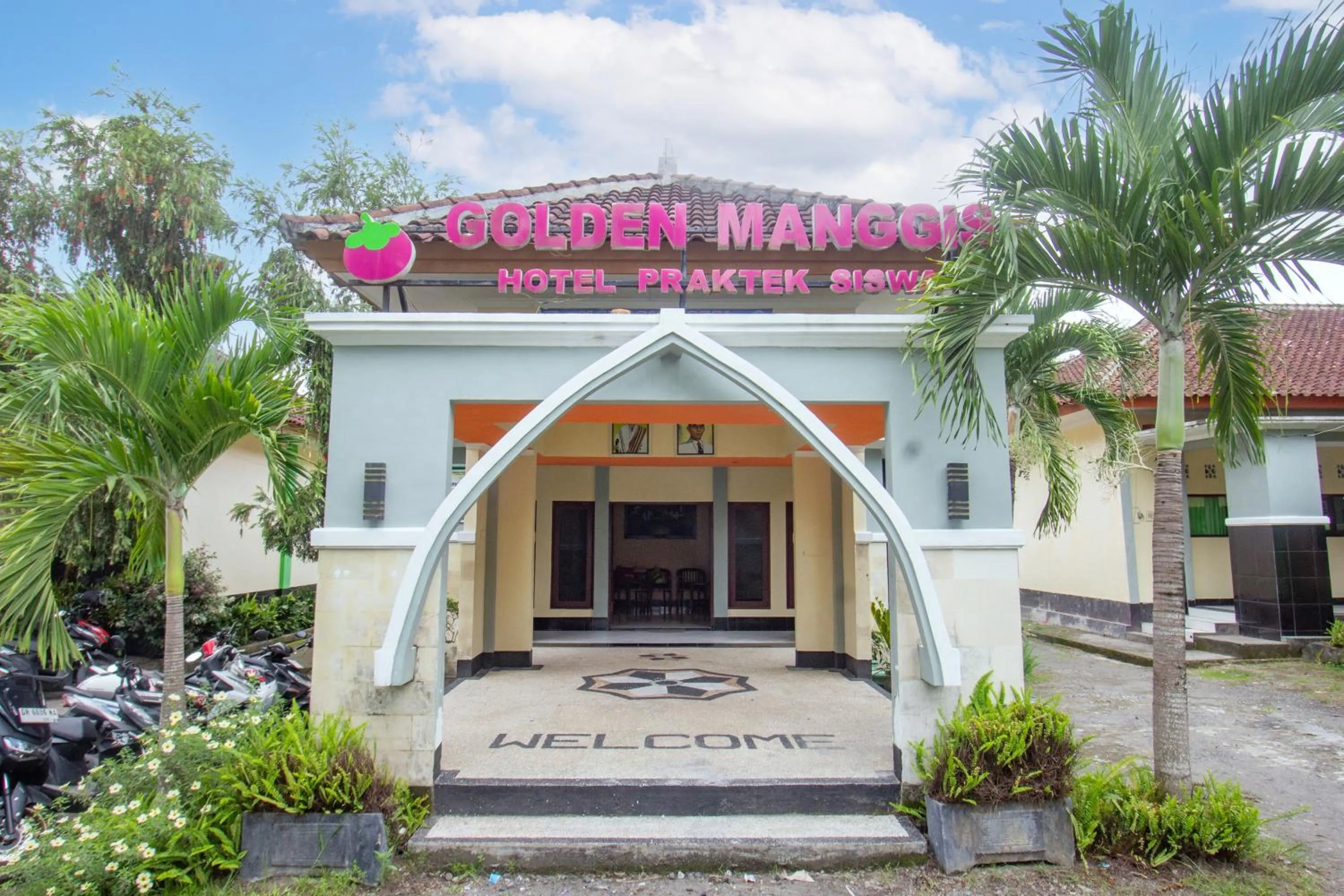 Facade/entrance in Capital O 93391 Golden Manggis Hotel Near SMKN 1 Lingsar