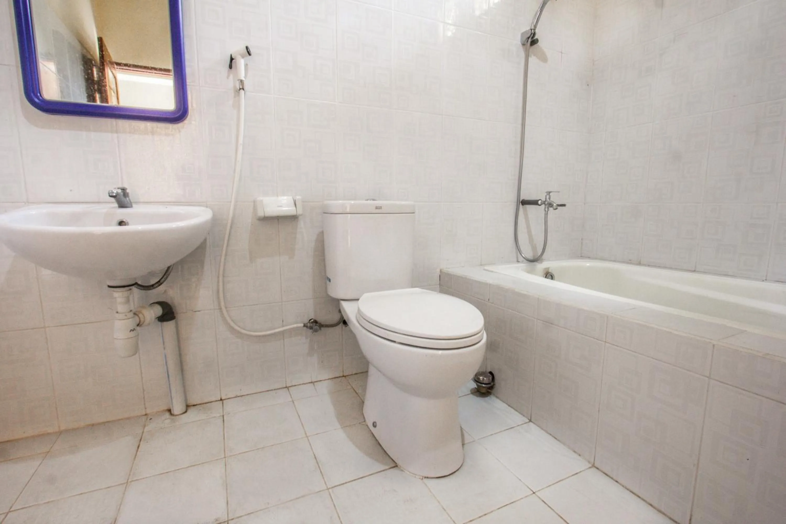 Bathroom in Capital O 93391 Golden Manggis Hotel Near SMKN 1 Lingsar