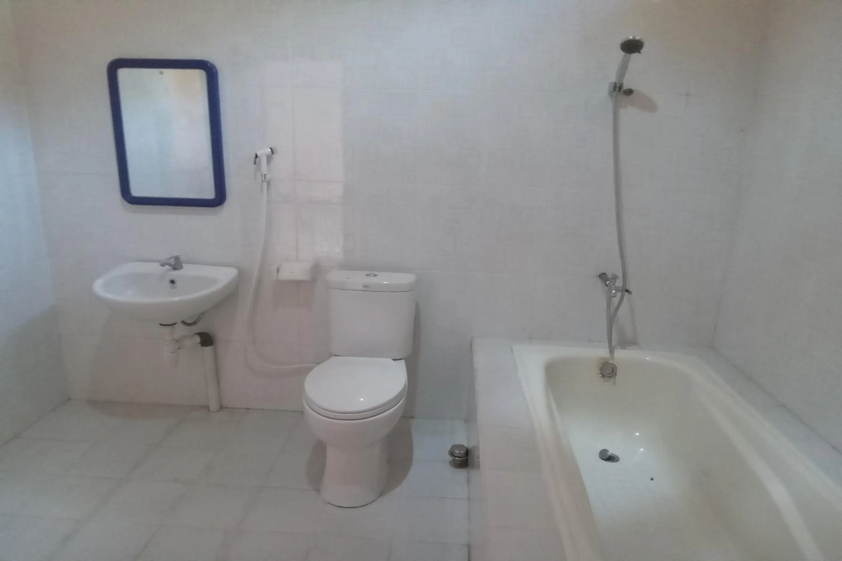 Bathroom in Capital O 93391 Golden Manggis Hotel Near SMKN 1 Lingsar