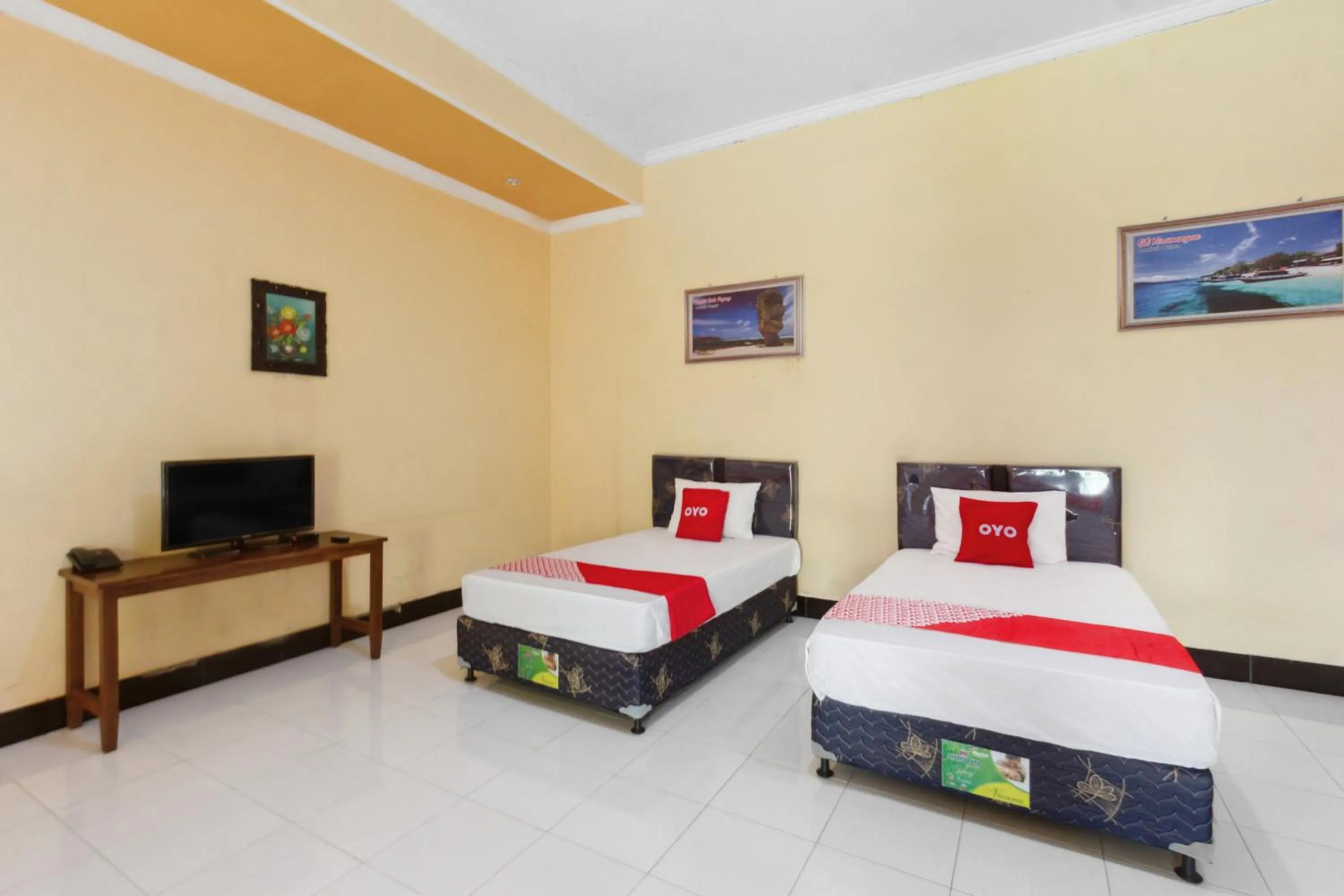 Bedroom, Bed in Capital O 93391 Golden Manggis Hotel Near SMKN 1 Lingsar