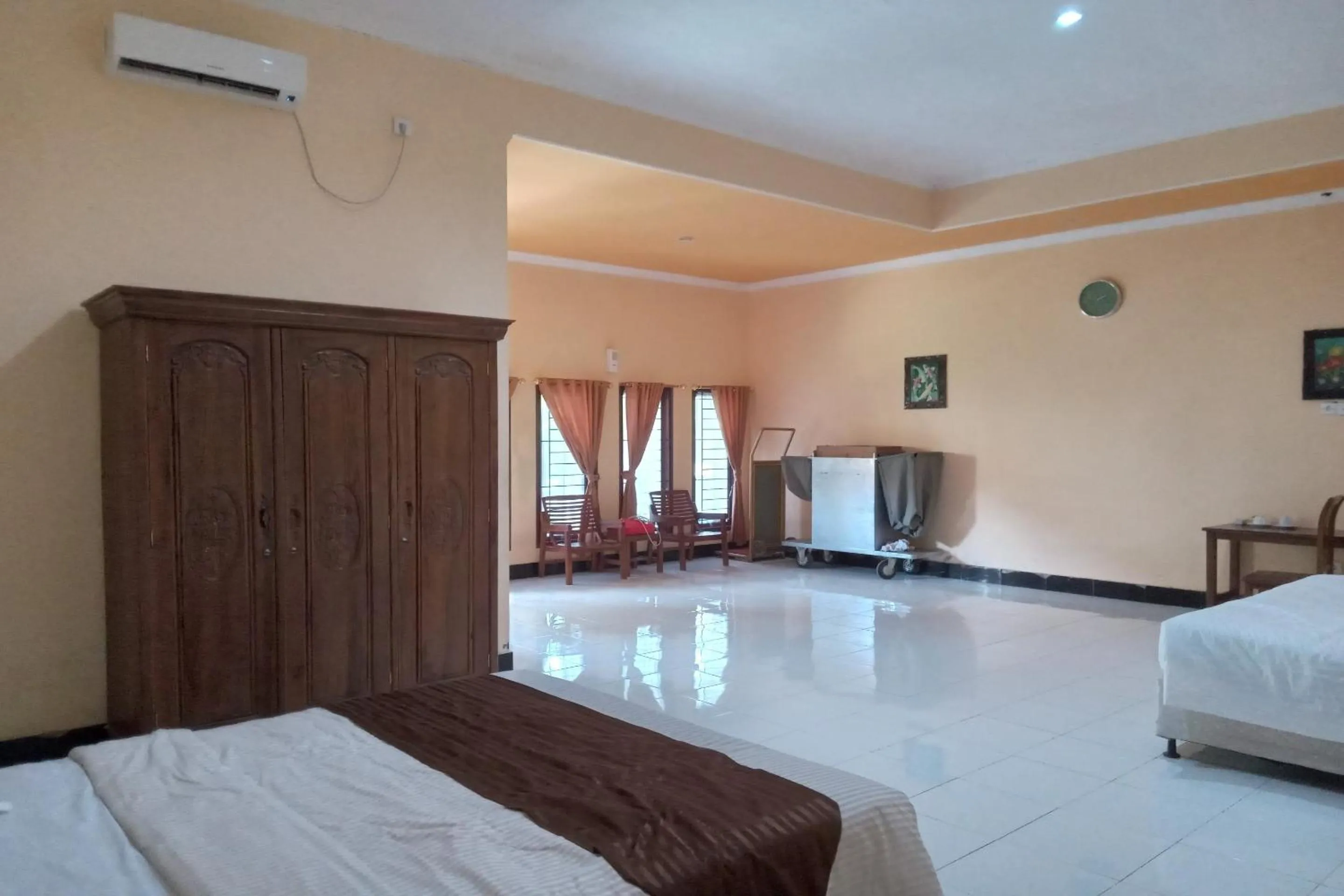 Bedroom, Bed in Capital O 93391 Golden Manggis Hotel Near SMKN 1 Lingsar