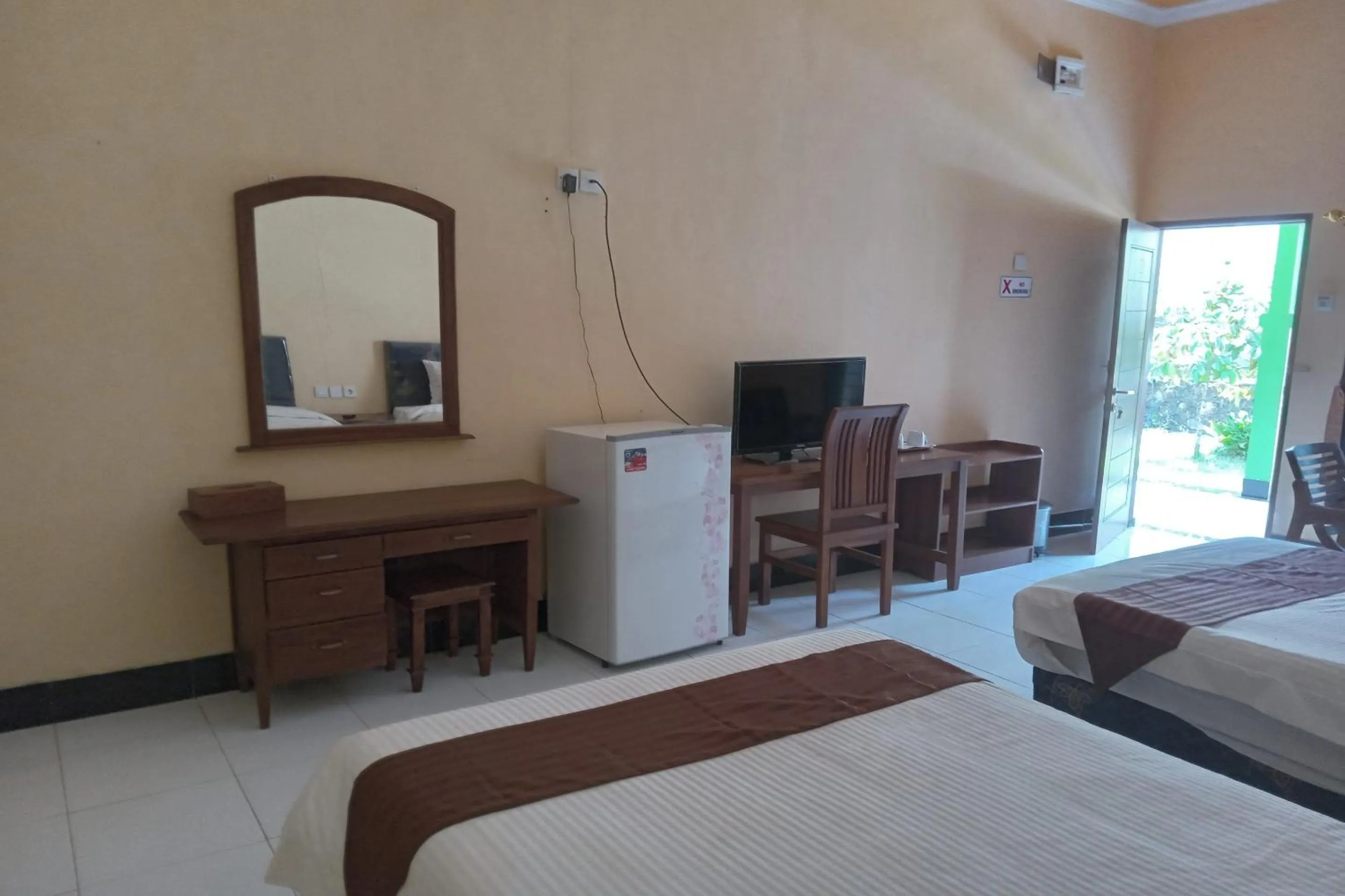 Bedroom, Bed in Capital O 93391 Golden Manggis Hotel Near SMKN 1 Lingsar