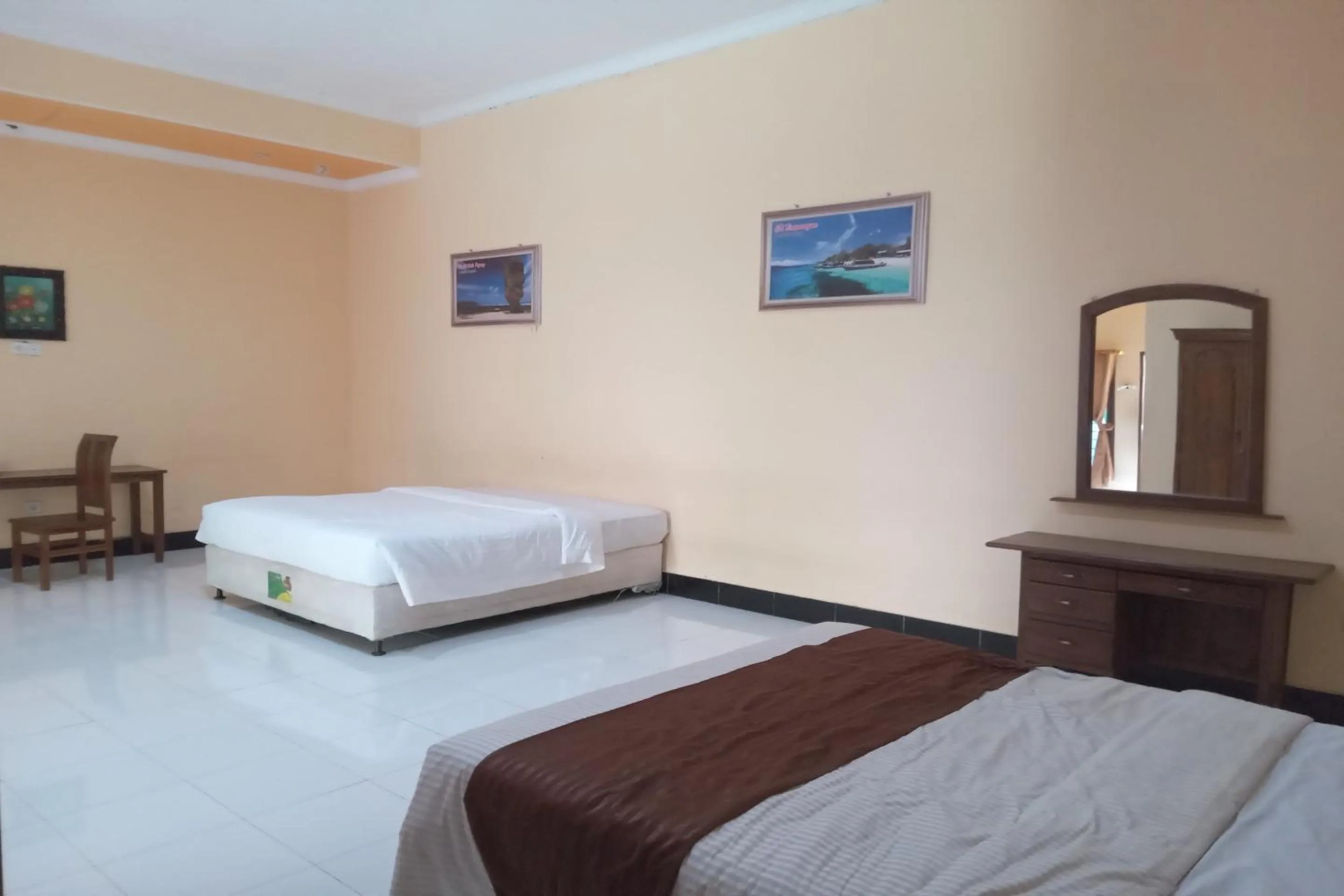 Bedroom, Bed in Capital O 93391 Golden Manggis Hotel Near SMKN 1 Lingsar