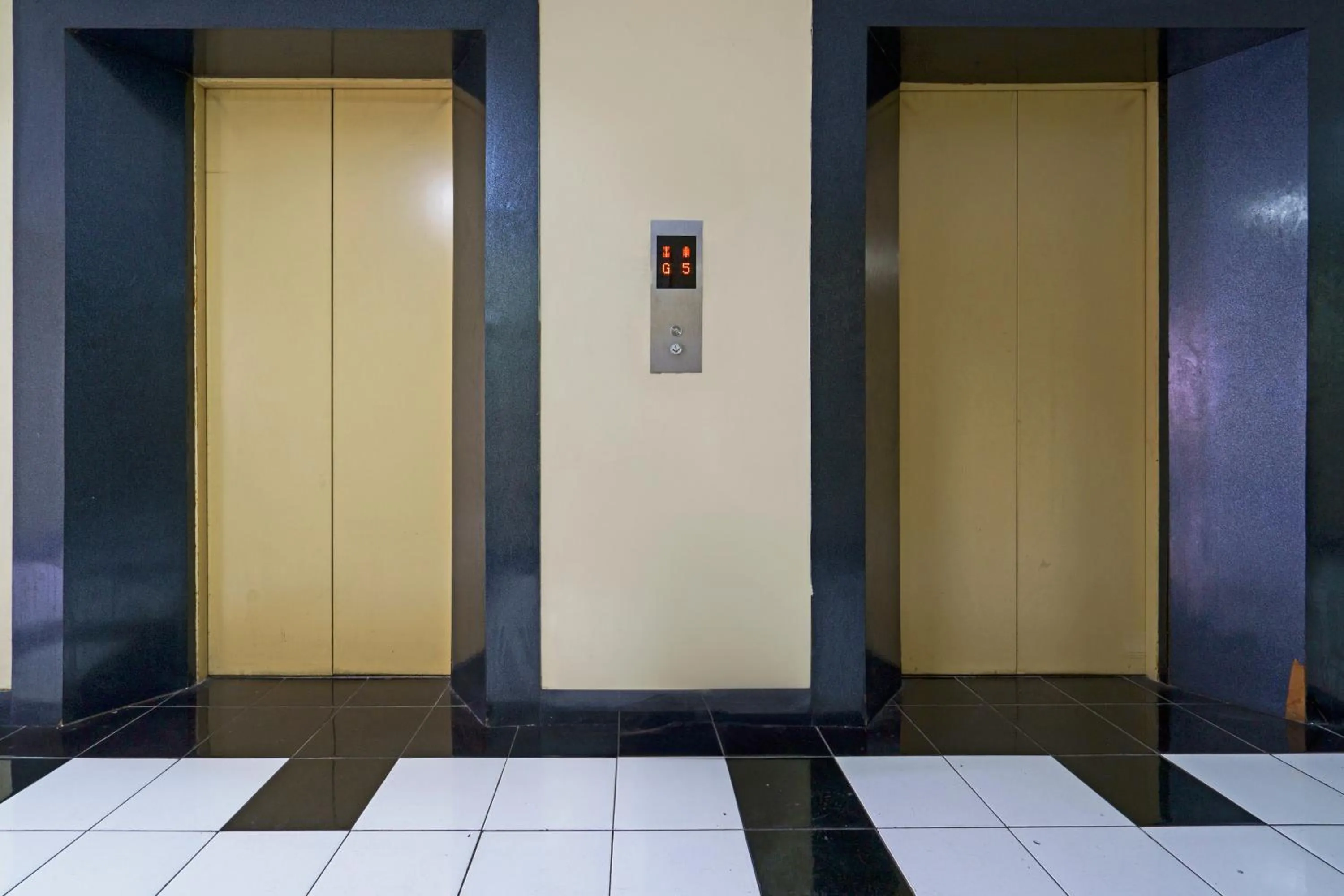 Lobby or reception in OYO 93365 Apartement Gateway By Sarana Cipta Mahakarya Ii