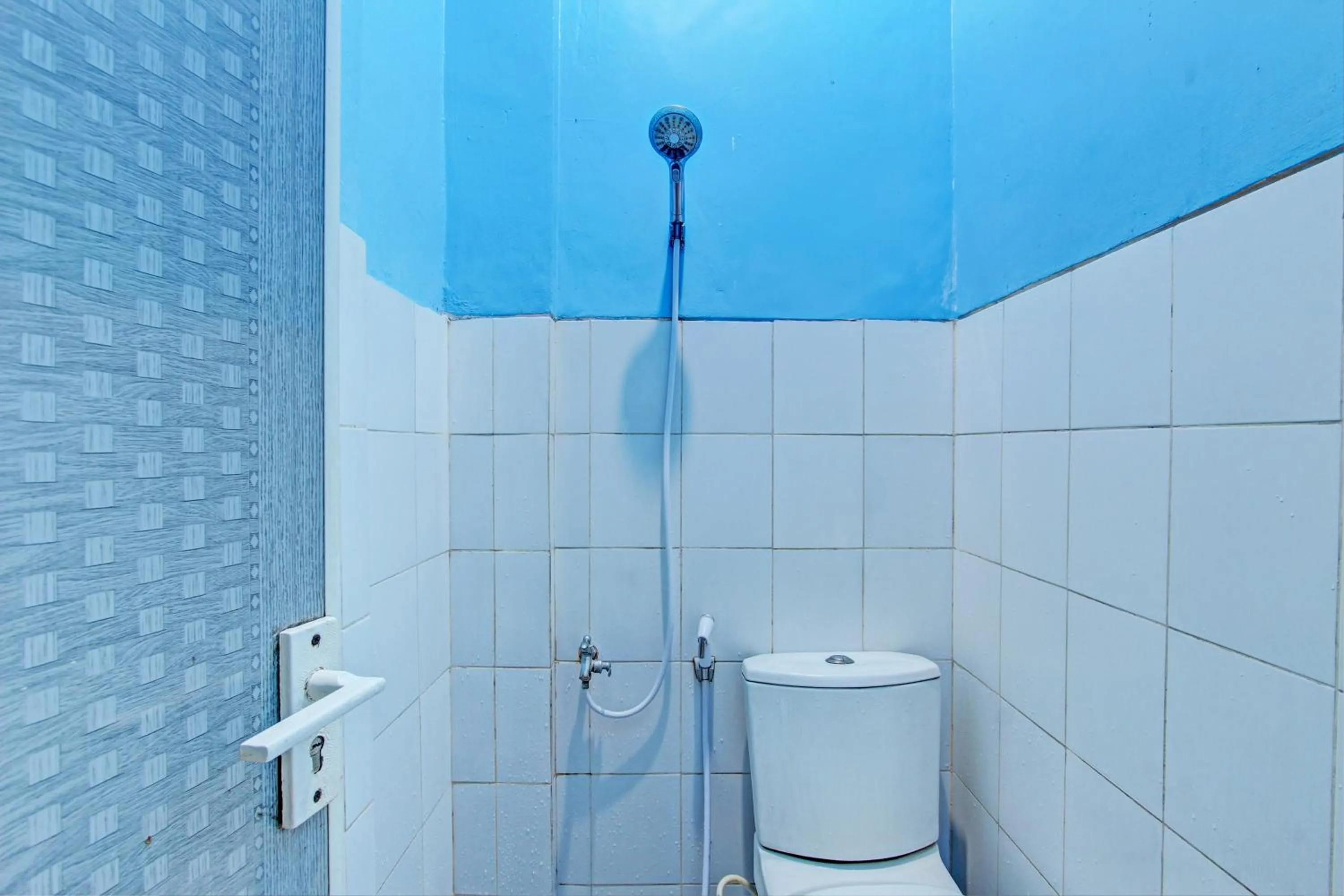 Bathroom in Capital O 93361 Dynasty Inn Syariah