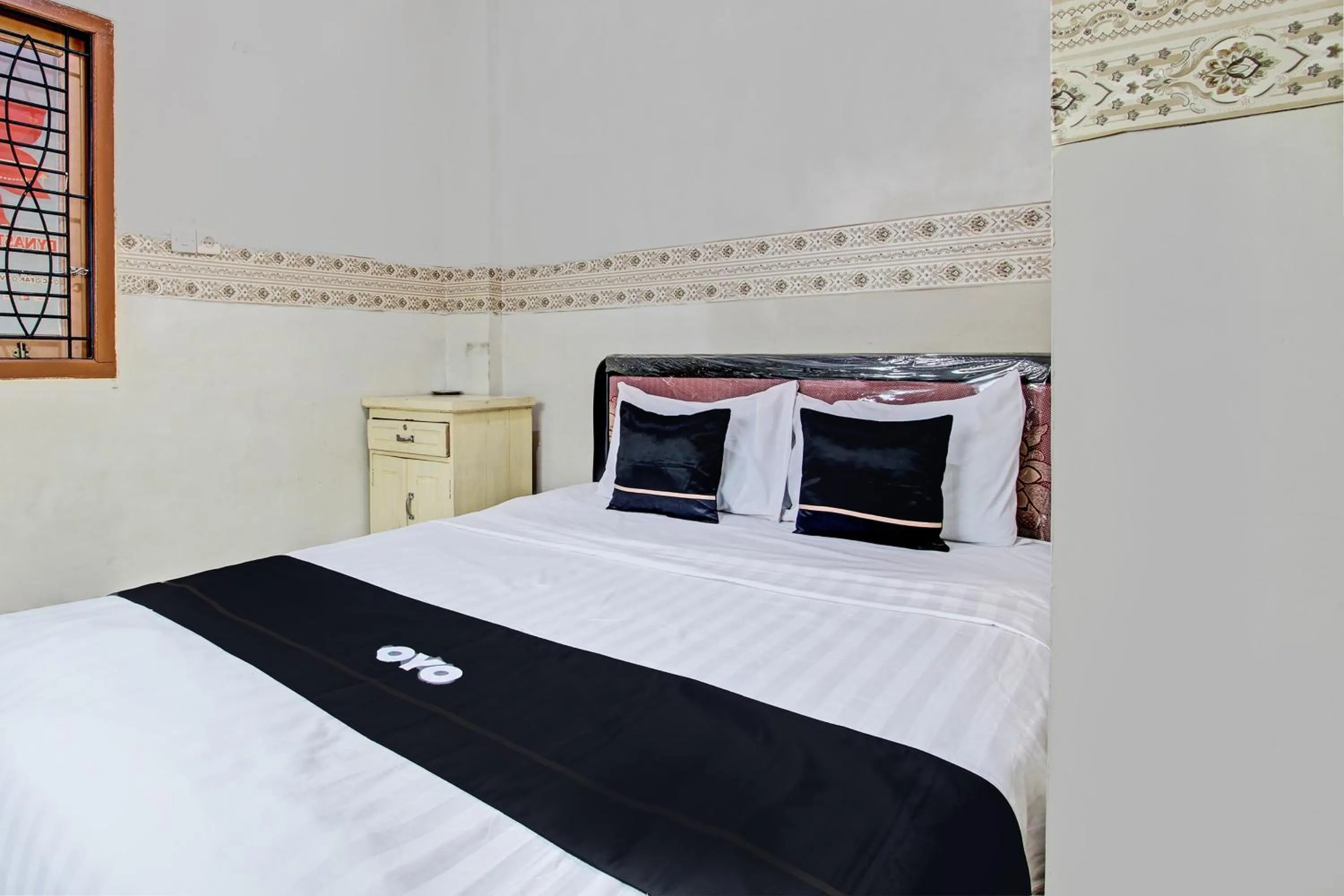 Bedroom, Bed in Capital O 93361 Dynasty Inn Syariah