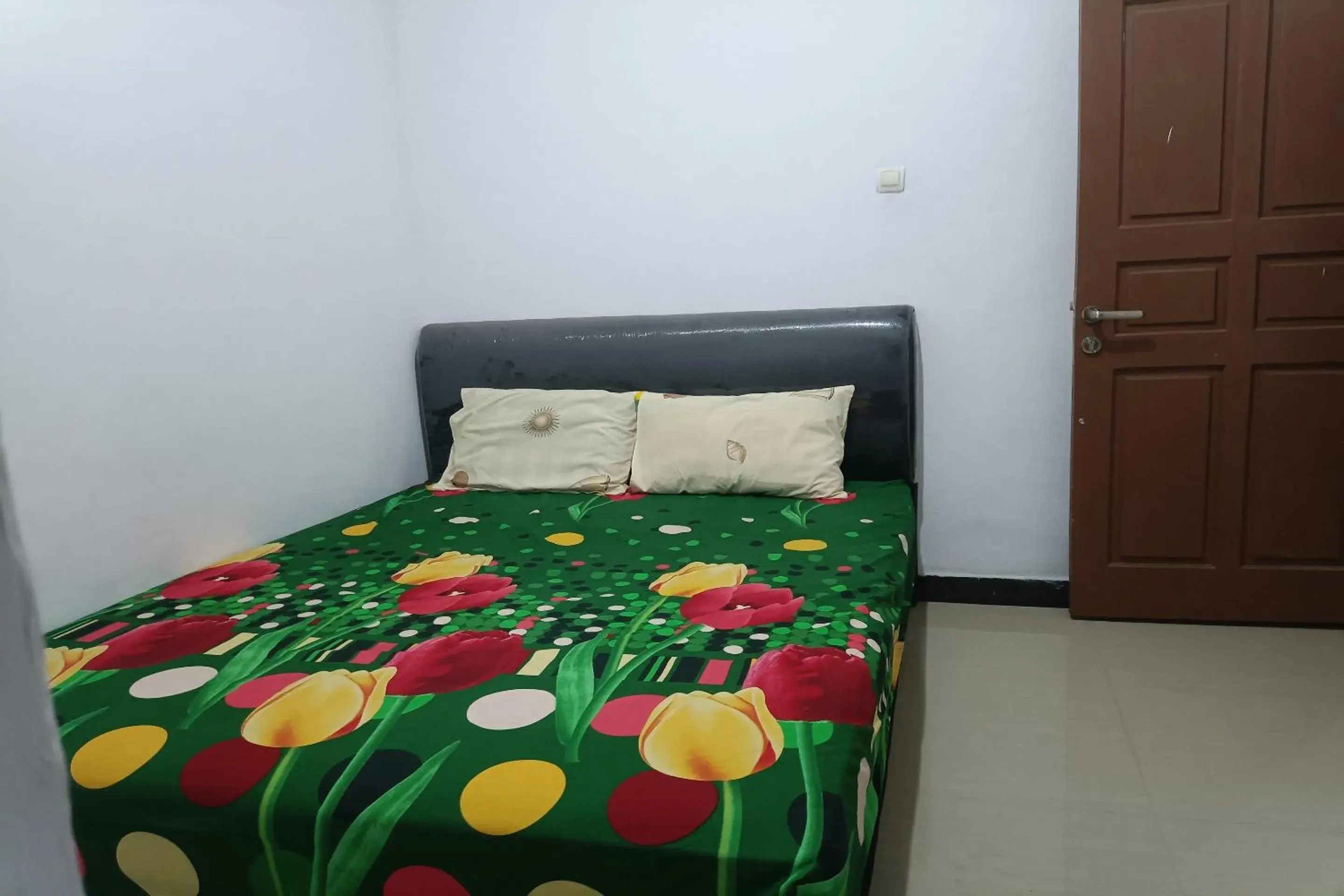 Deluxe King Room in Hotel O Penginapan Annisya Near SMA Negeri 2 Mataram Deluxe King Room in Hotel O Penginapan Annisya Near SMA Negeri 2 Mataram