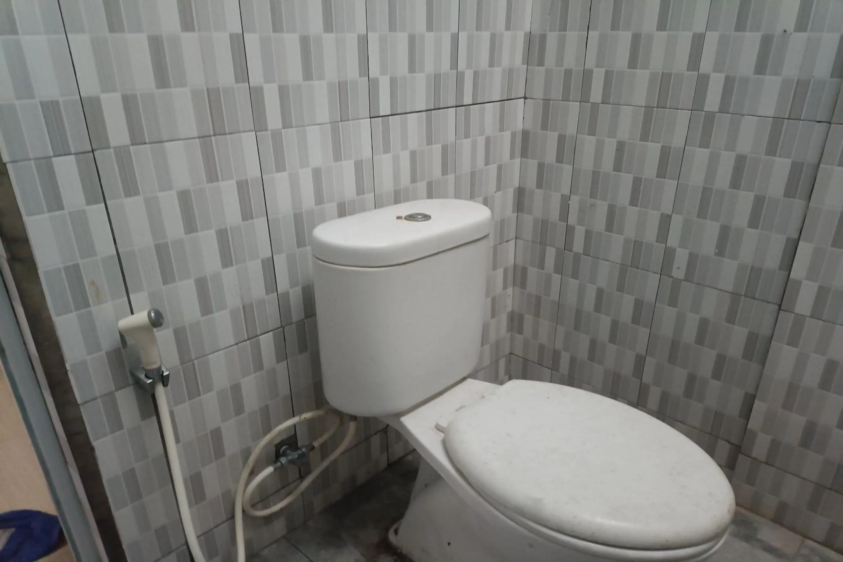 Bathroom in Hotel O Penginapan Annisya Near SMA Negeri 2 Mataram