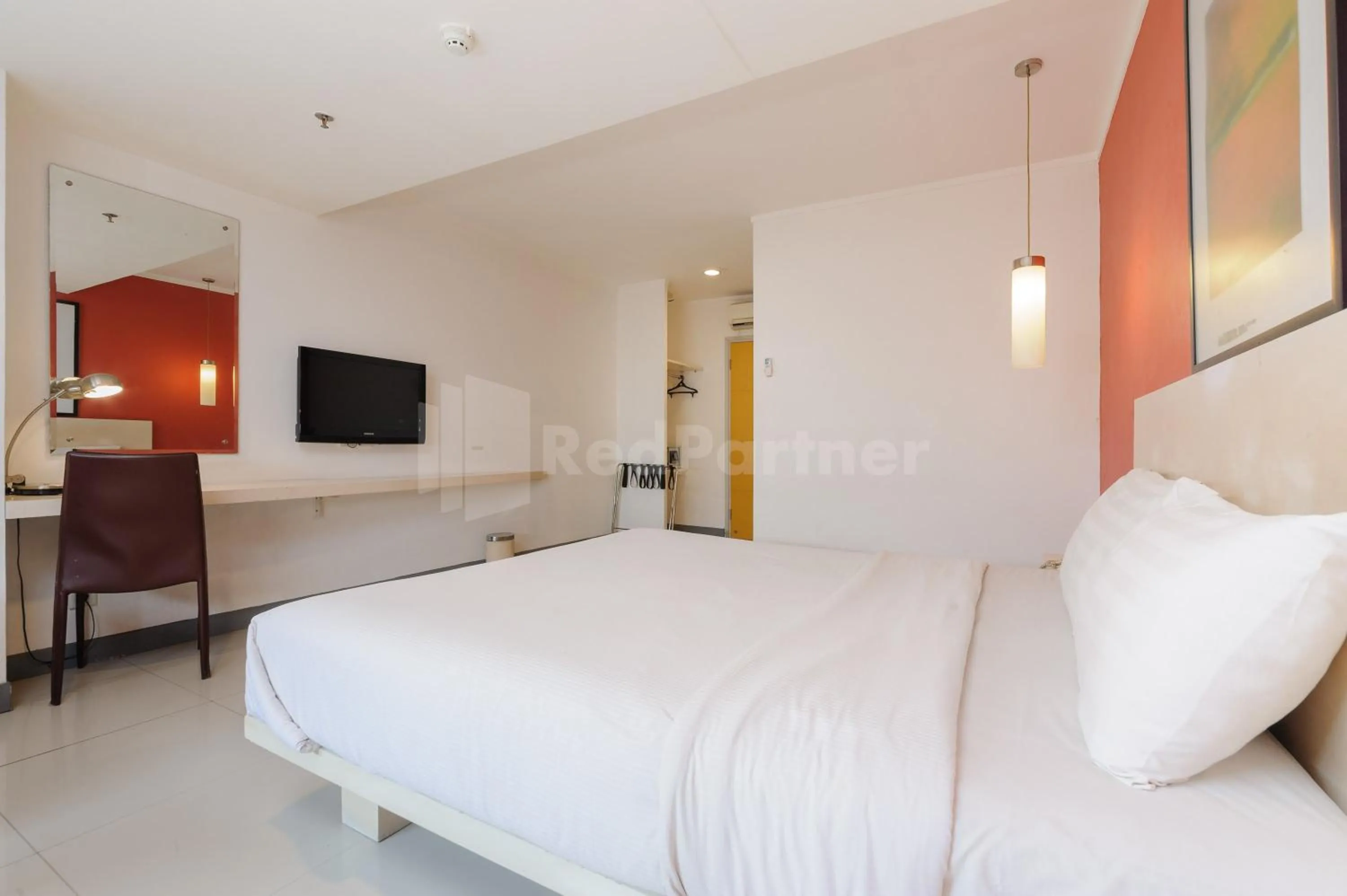 Bed in Metro Hotel near Kota Tua Mitra RedDoorz