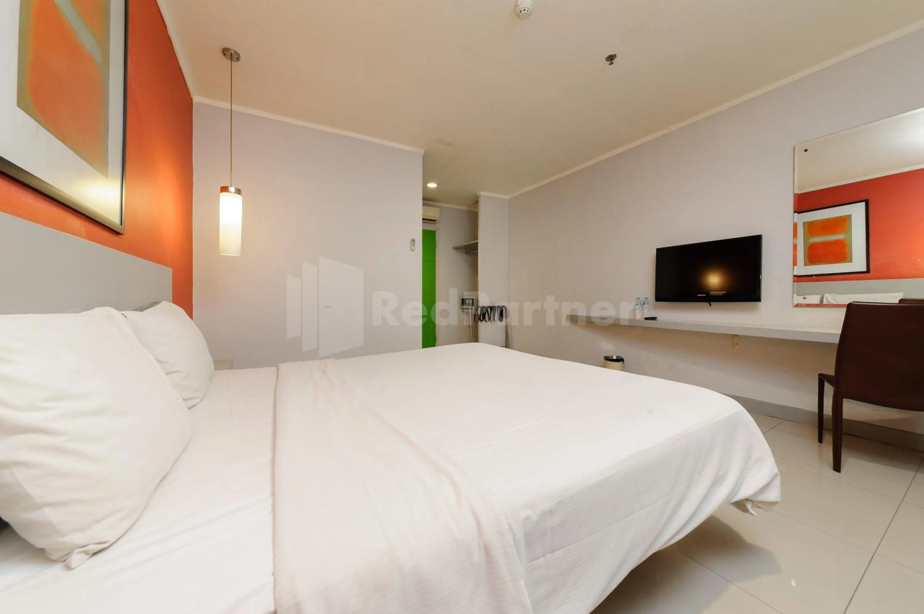 Bed in Metro Hotel near Kota Tua Mitra RedDoorz
