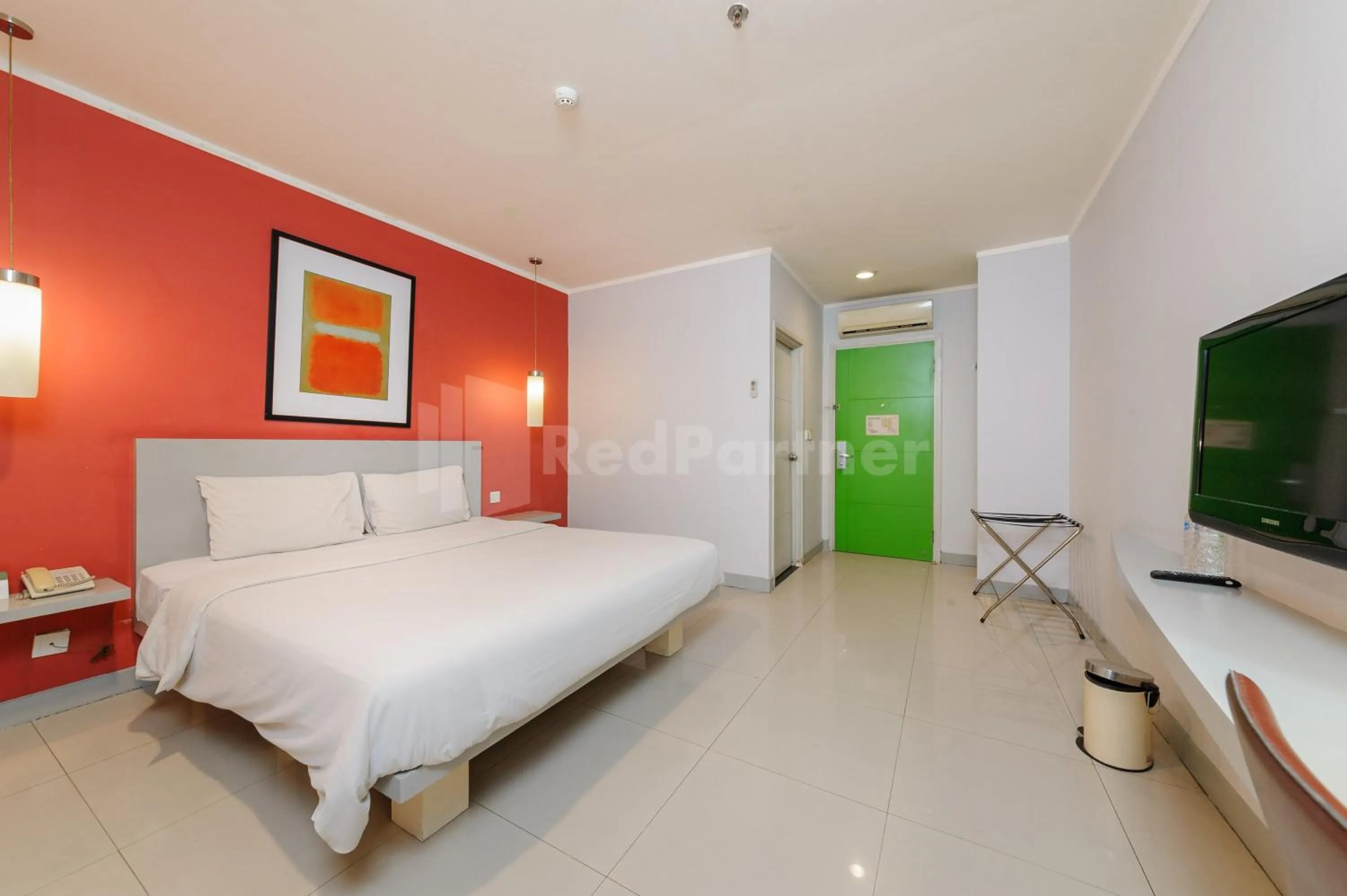 Bed in Metro Hotel near Kota Tua Mitra RedDoorz