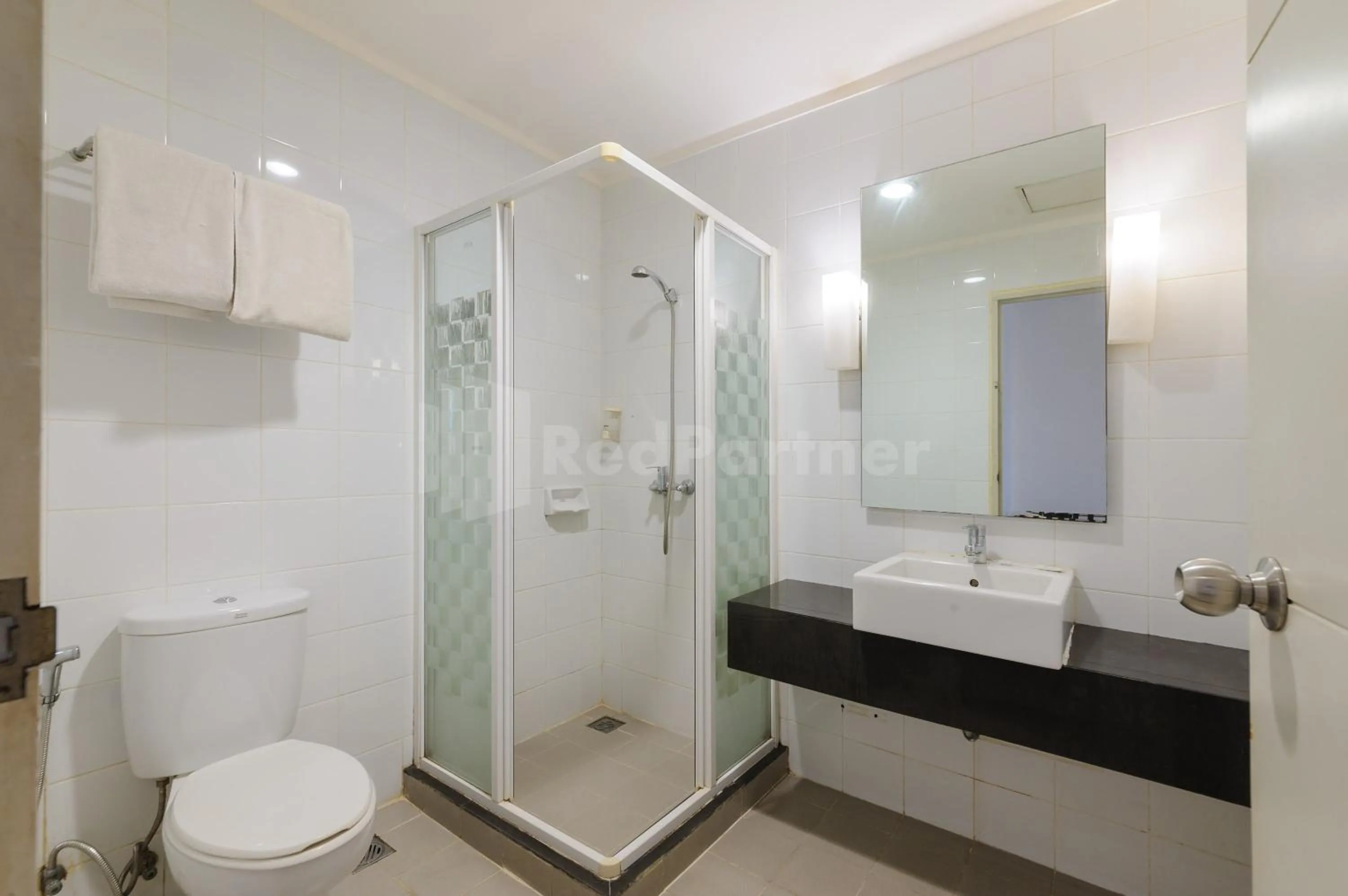Bathroom in Metro Hotel near Kota Tua Mitra RedDoorz