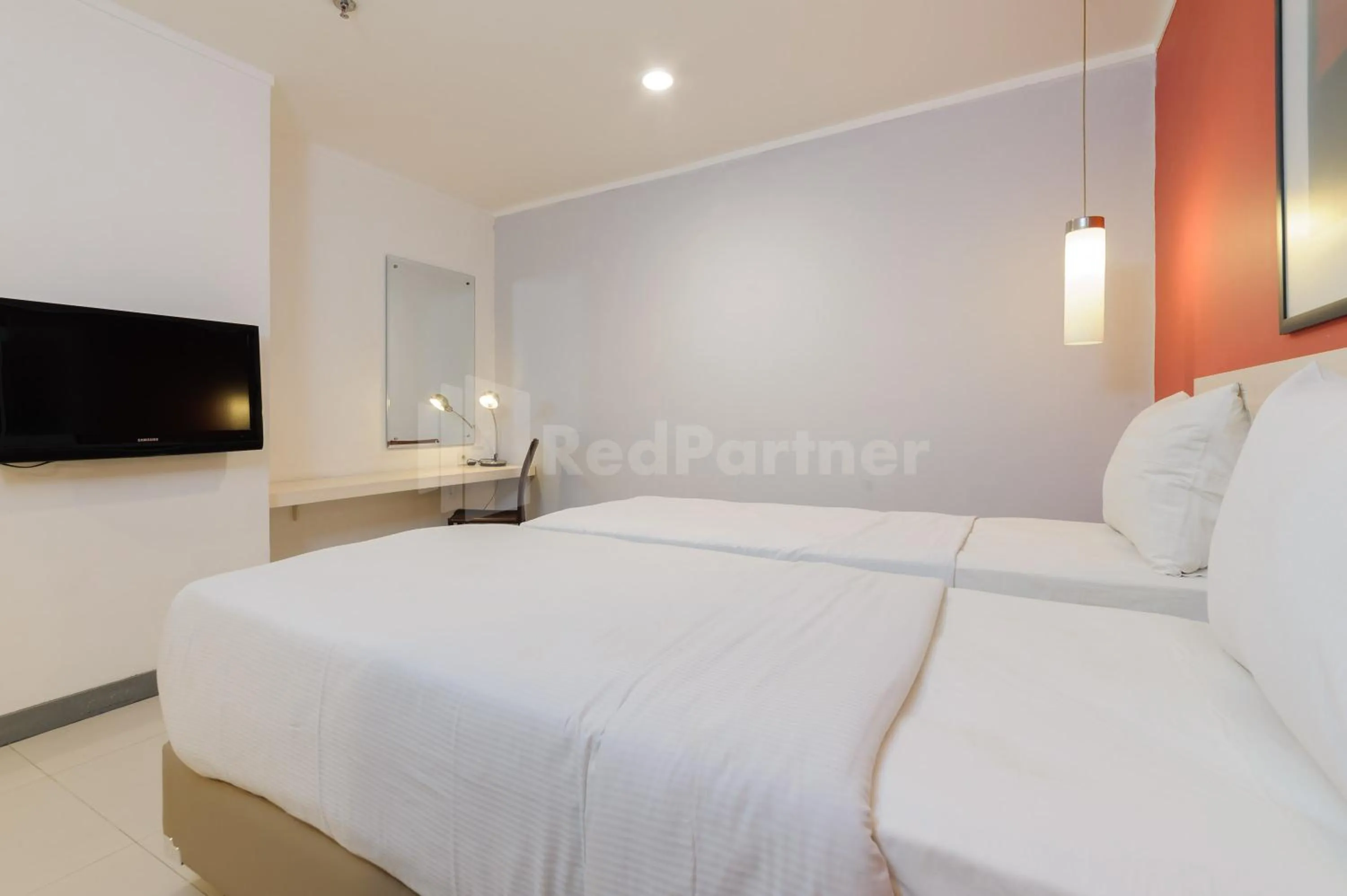 Bed in Metro Hotel near Kota Tua Mitra RedDoorz