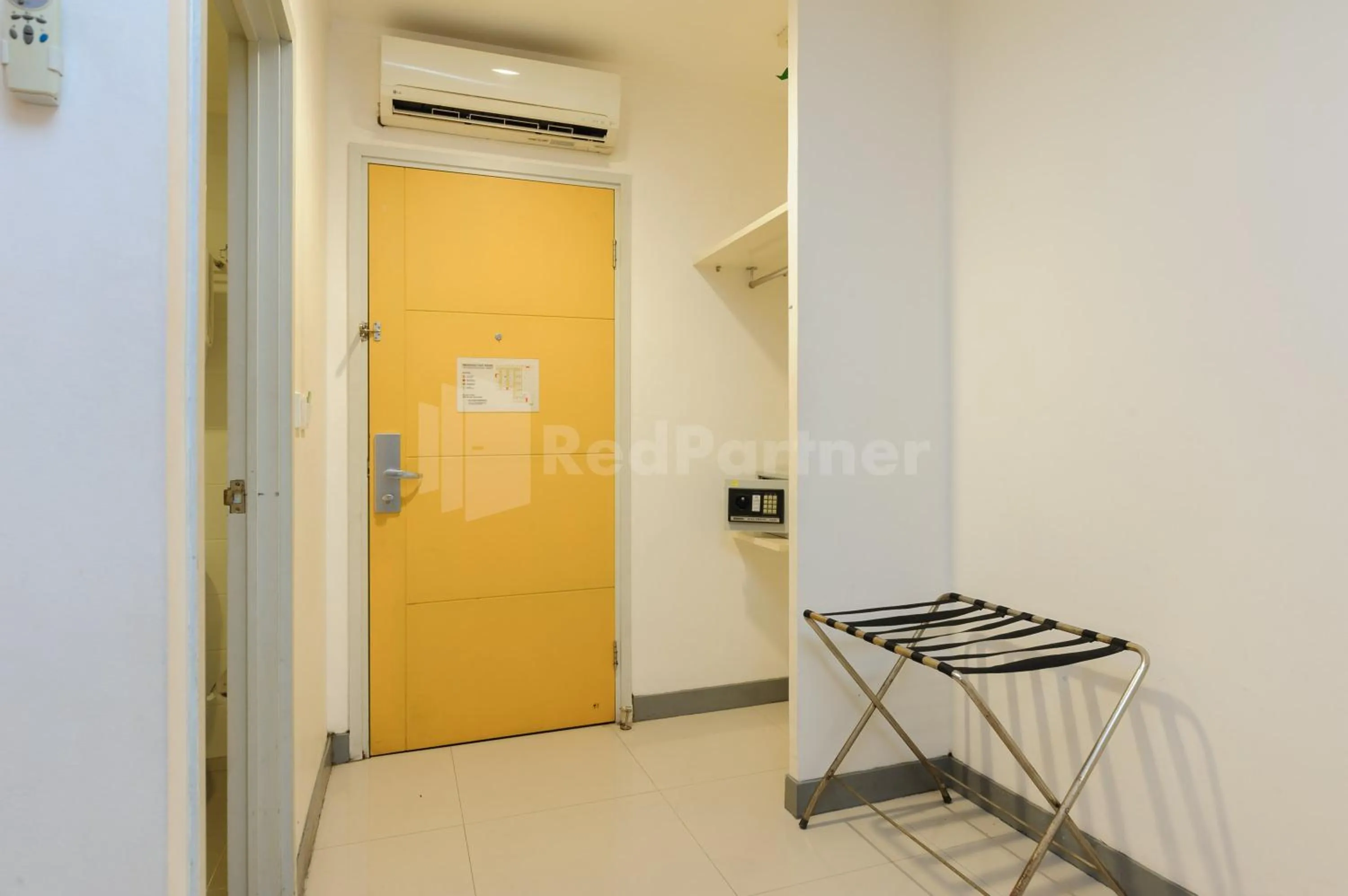 Bed in Metro Hotel near Kota Tua Mitra RedDoorz