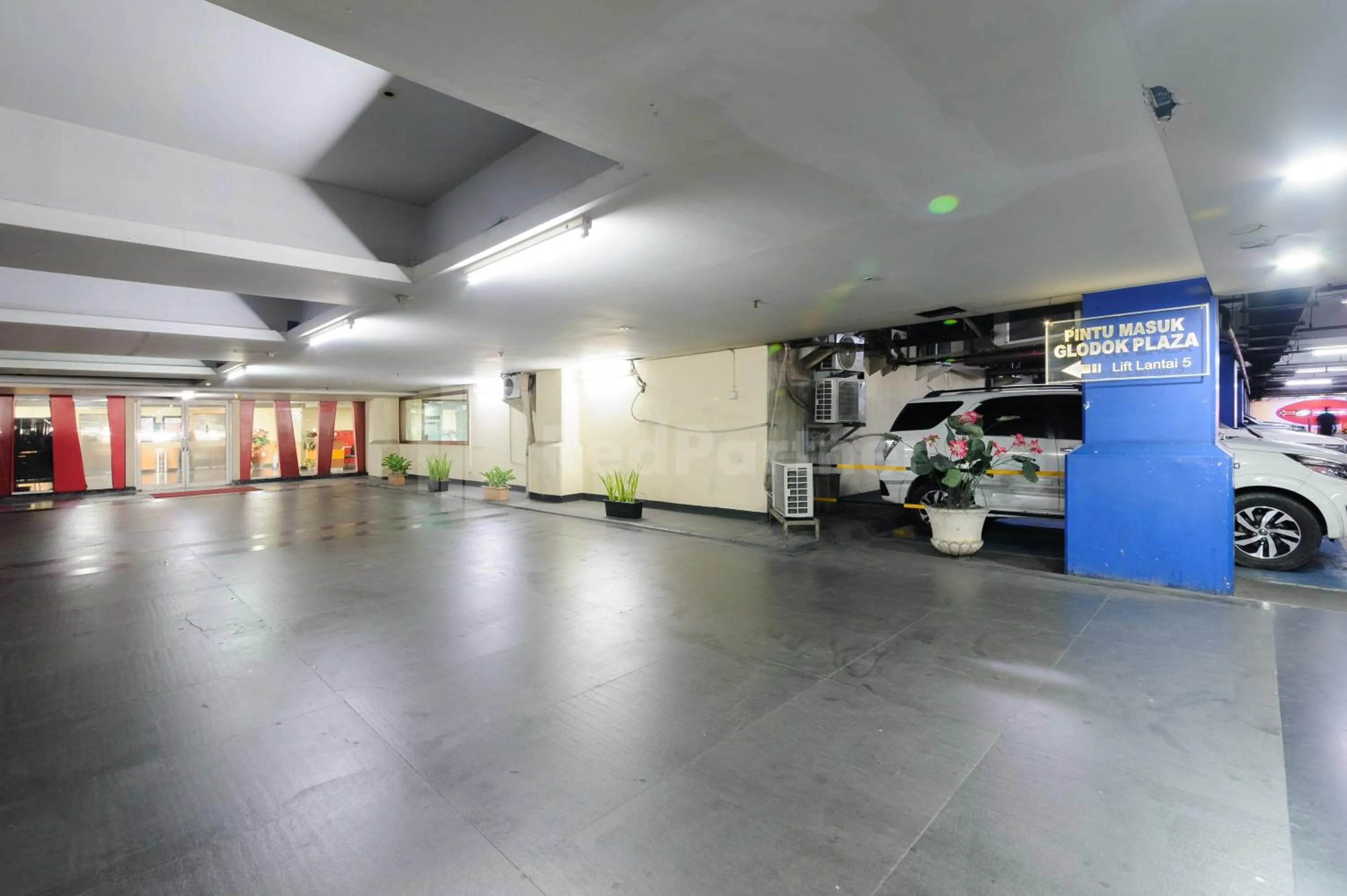 Parking in Metro Hotel near Kota Tua Mitra RedDoorz