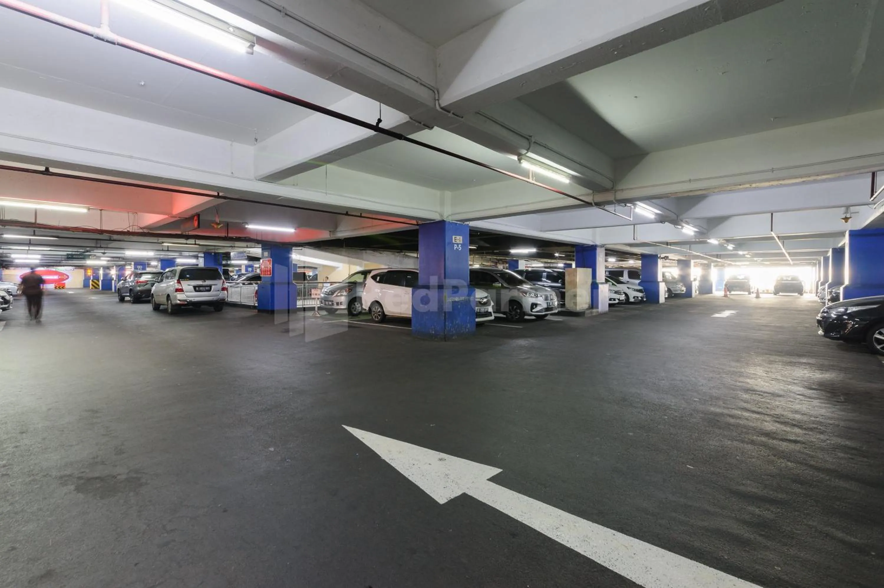Parking in Metro Hotel near Kota Tua Mitra RedDoorz