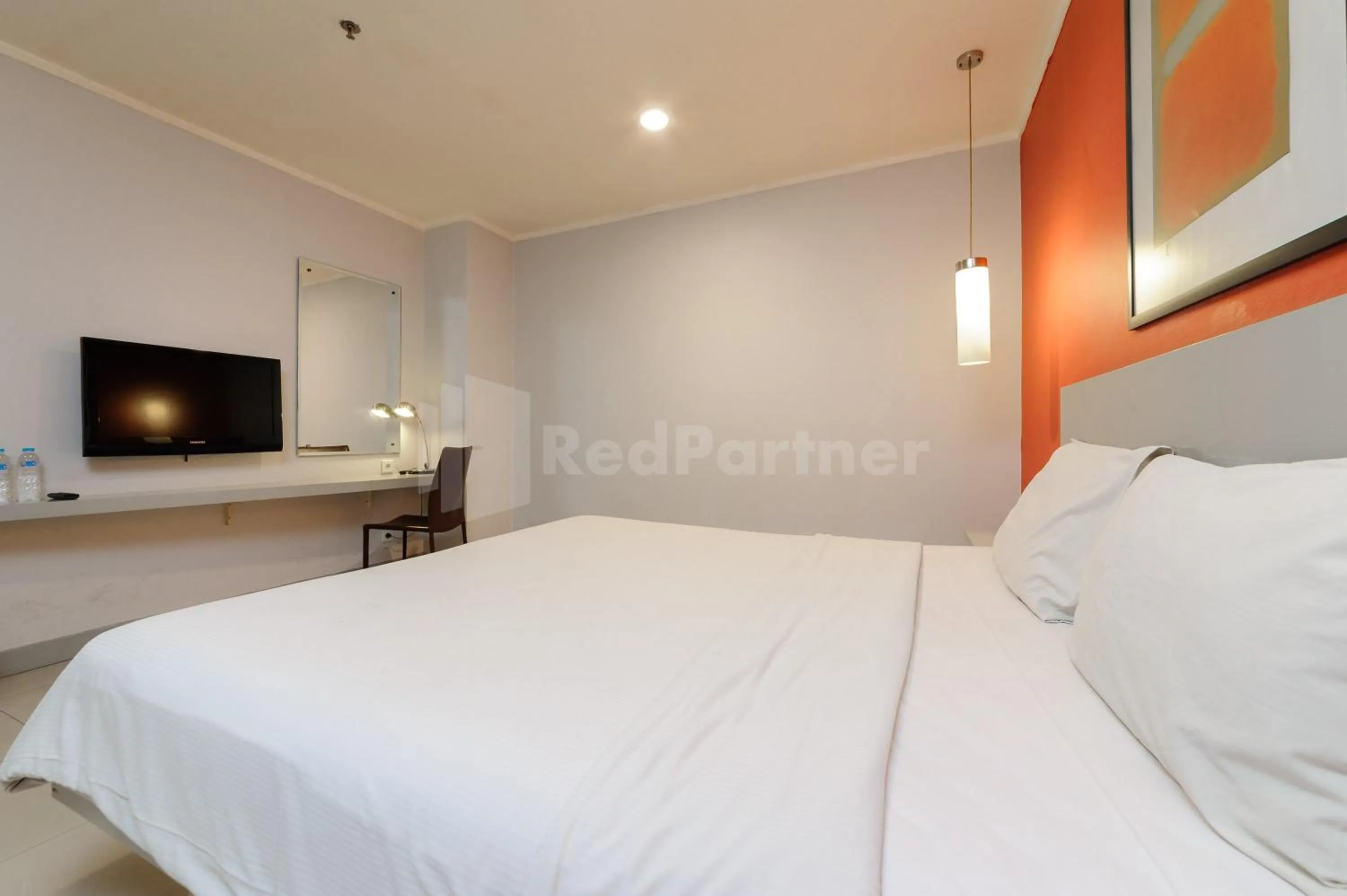 Bed in Metro Hotel near Kota Tua Mitra RedDoorz