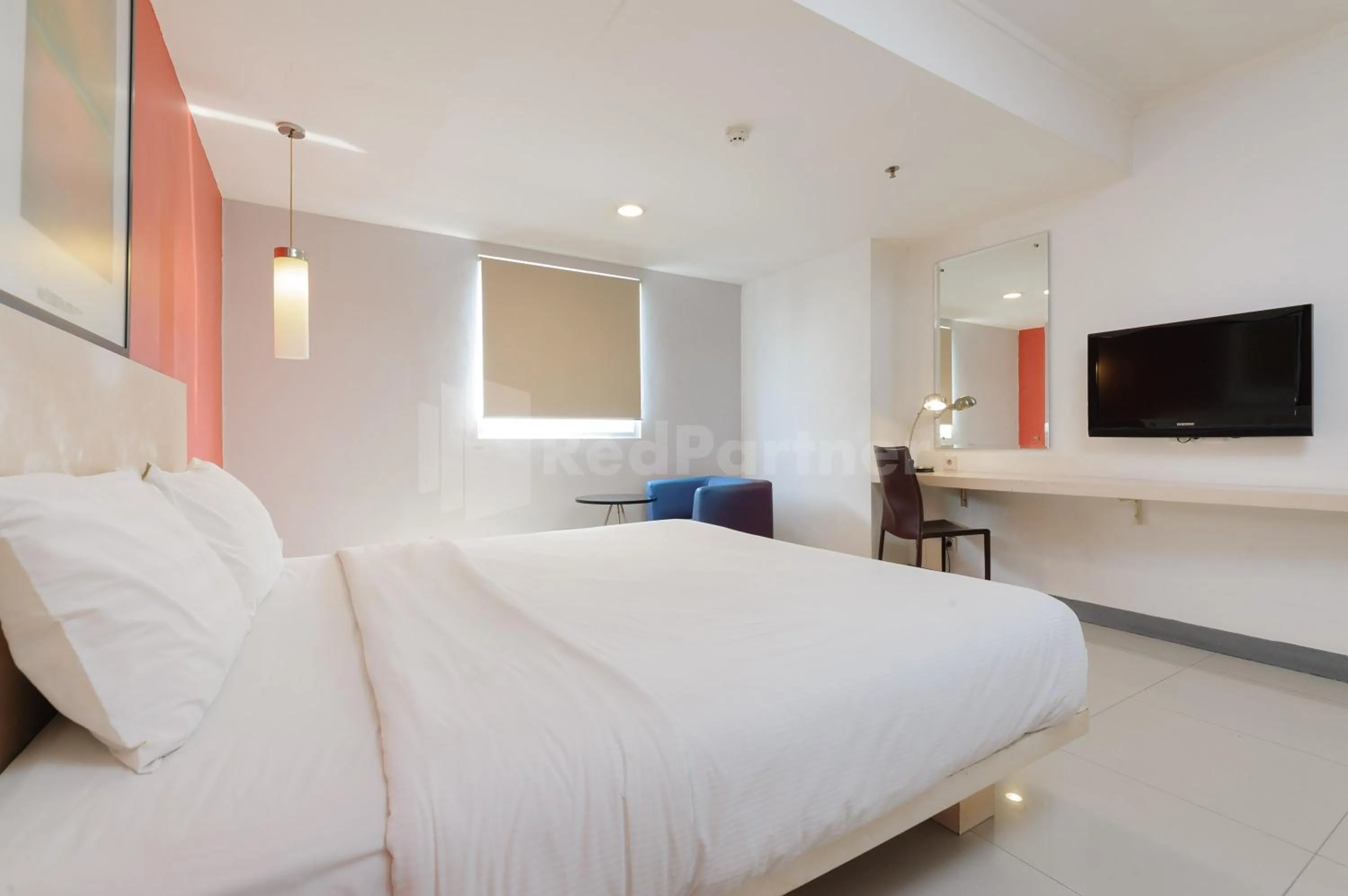 Bed in Metro Hotel near Kota Tua Mitra RedDoorz