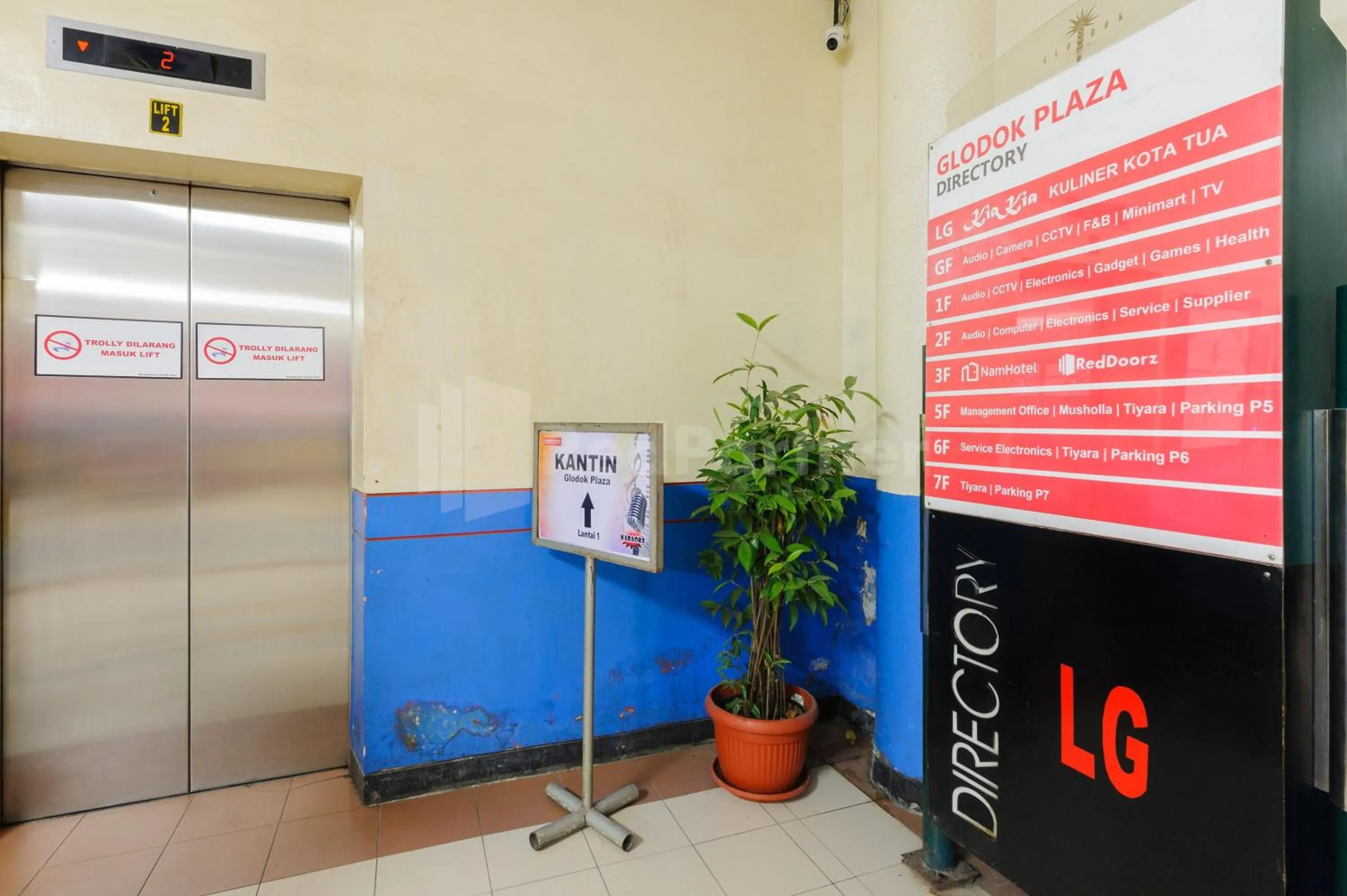 Property building in Metro Hotel near Kota Tua Mitra RedDoorz