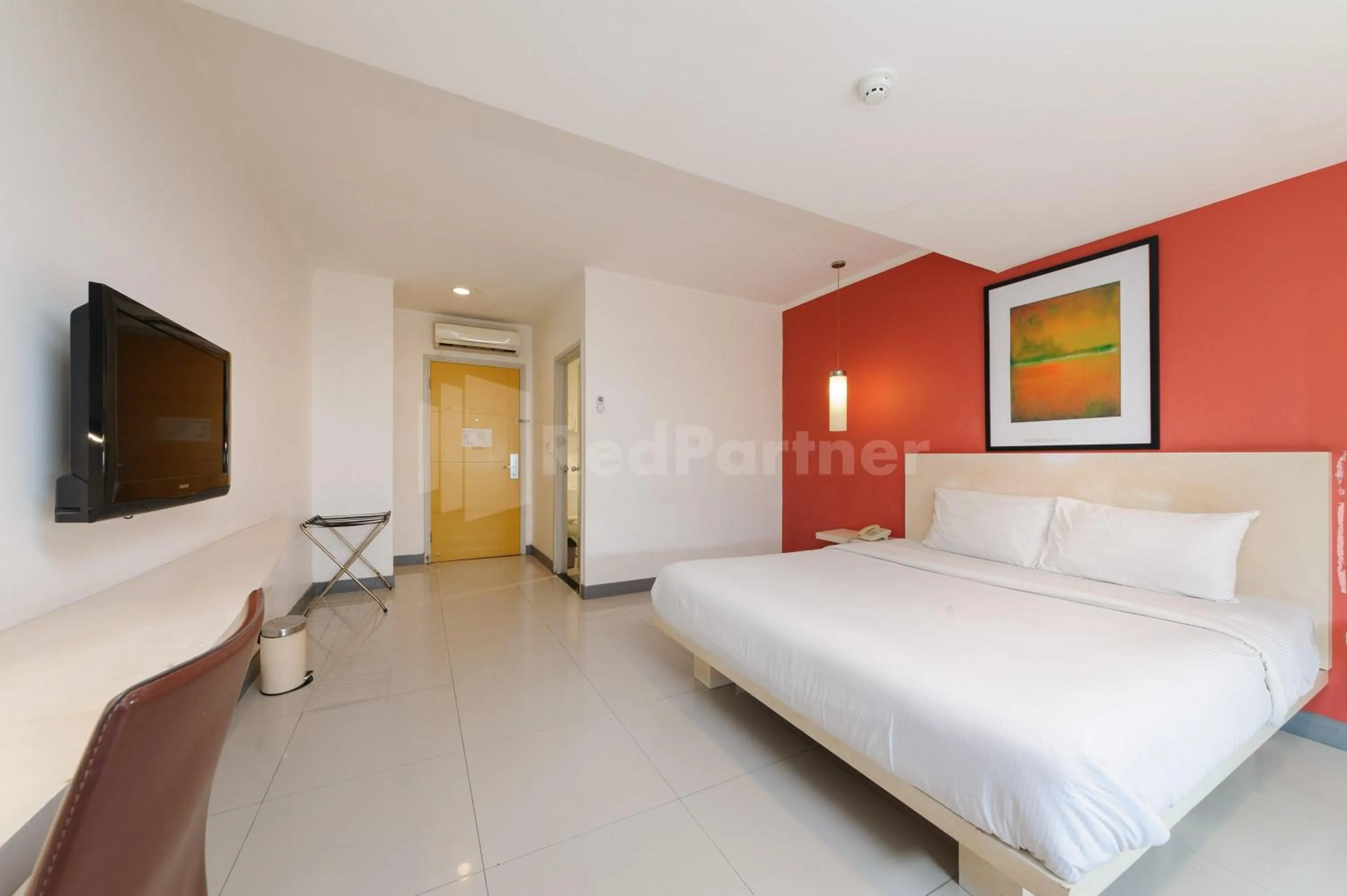 Bed in Metro Hotel near Kota Tua Mitra RedDoorz