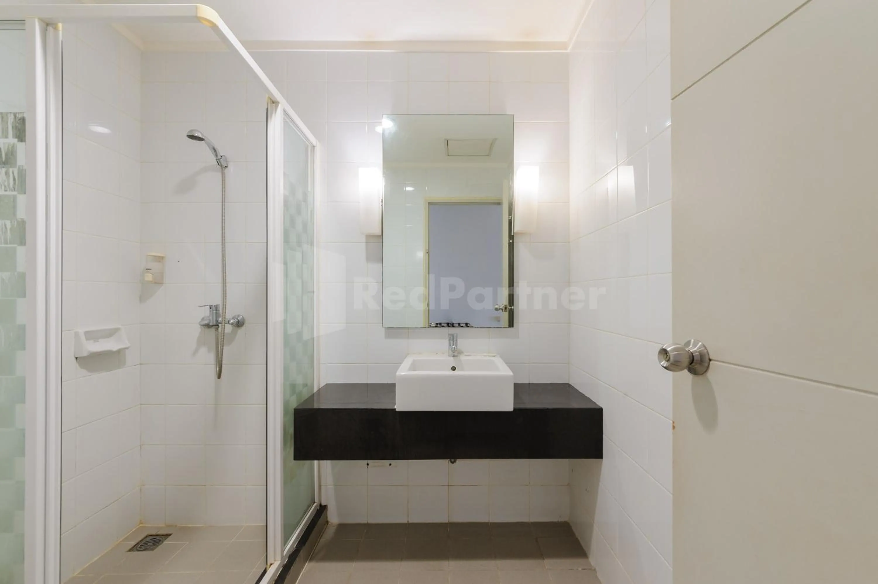 Bathroom in Metro Hotel near Kota Tua Mitra RedDoorz
