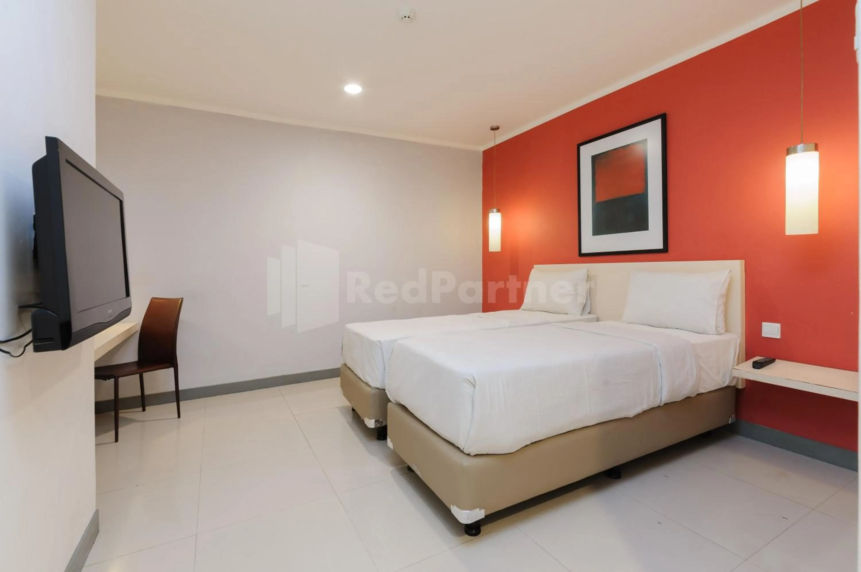 Bed in Metro Hotel near Kota Tua Mitra RedDoorz