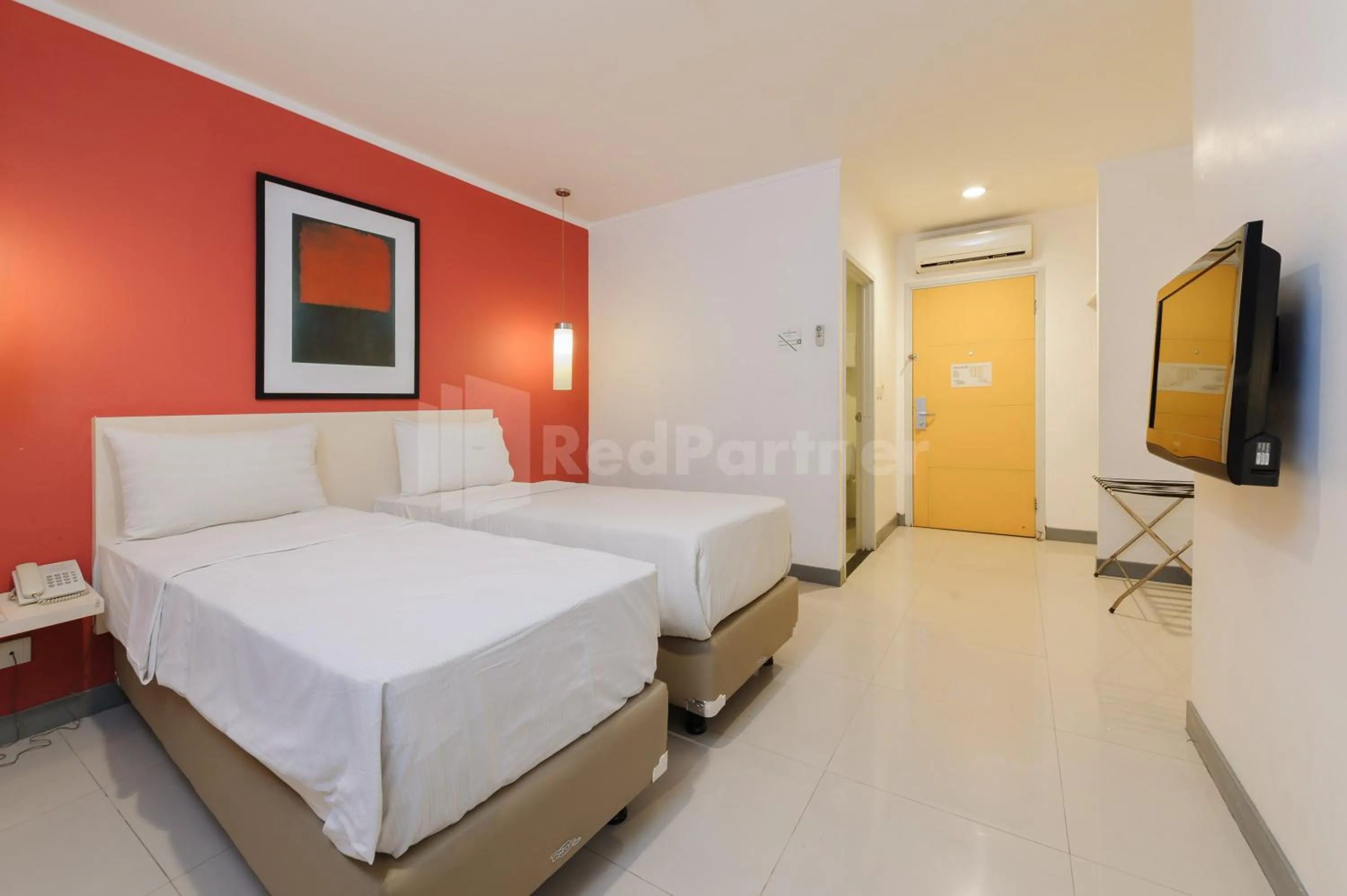 Bed in Metro Hotel near Kota Tua Mitra RedDoorz