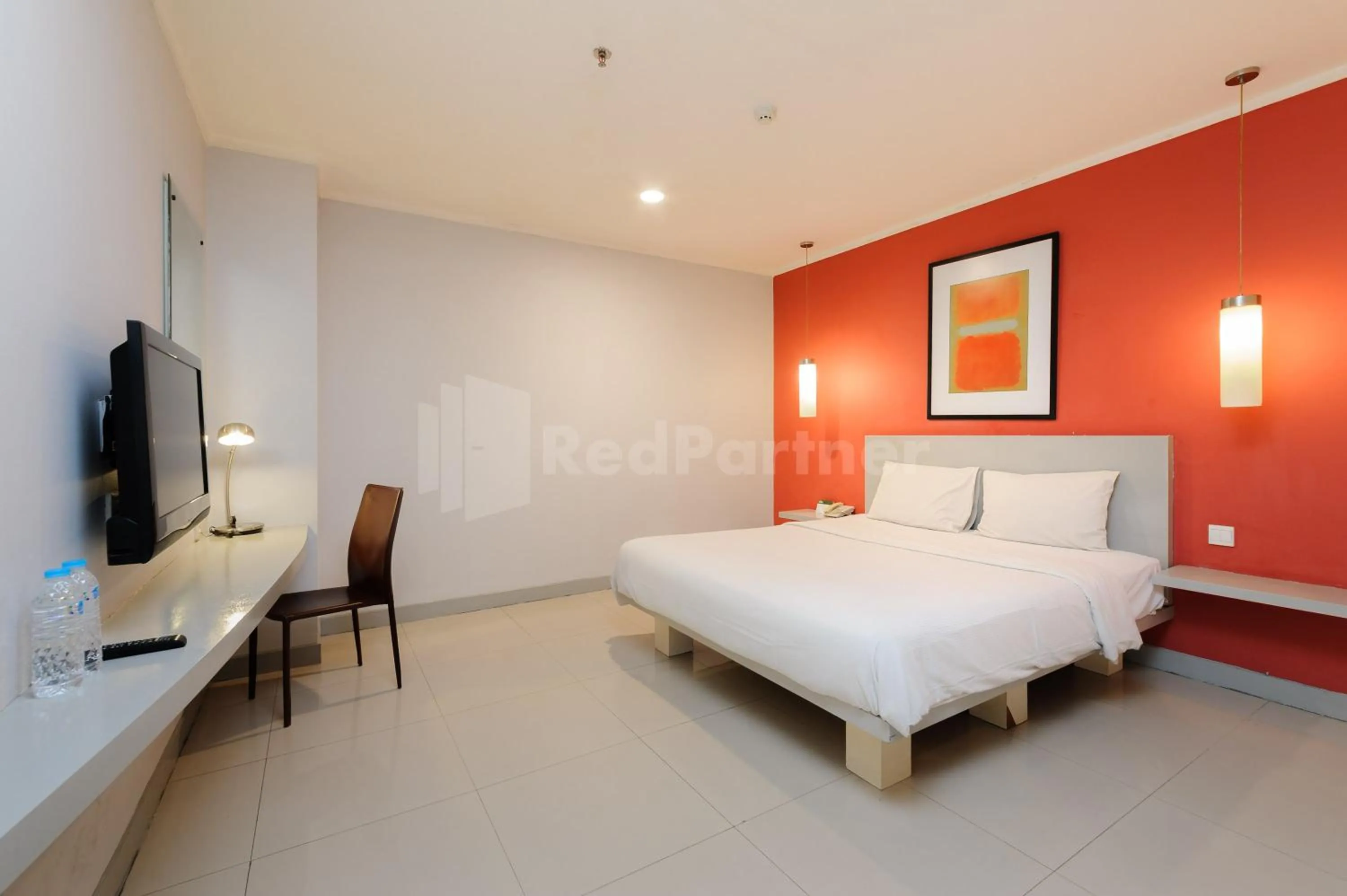 Bed in Metro Hotel near Kota Tua Mitra RedDoorz