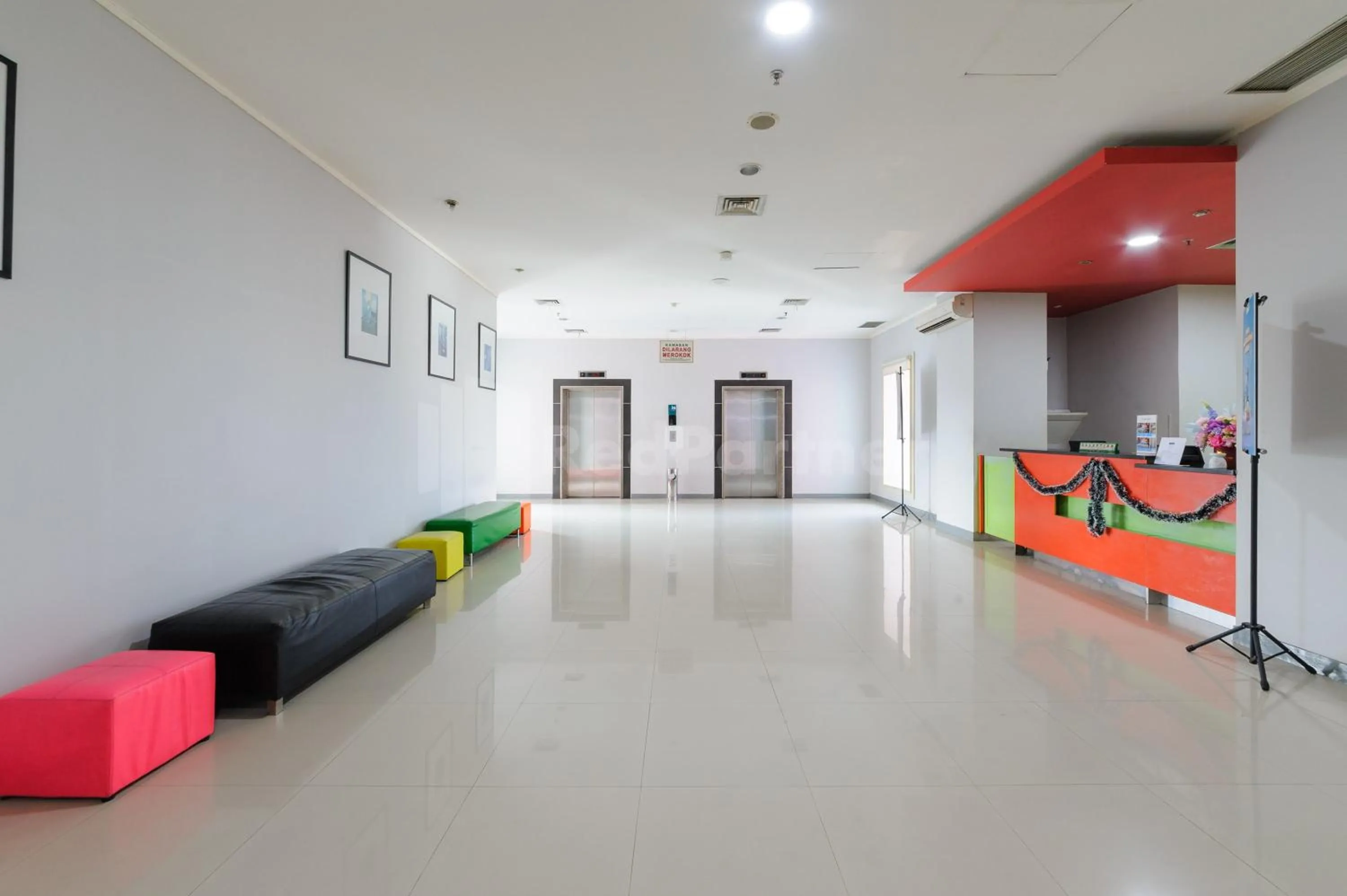 Lobby or reception in Metro Hotel near Kota Tua Mitra RedDoorz