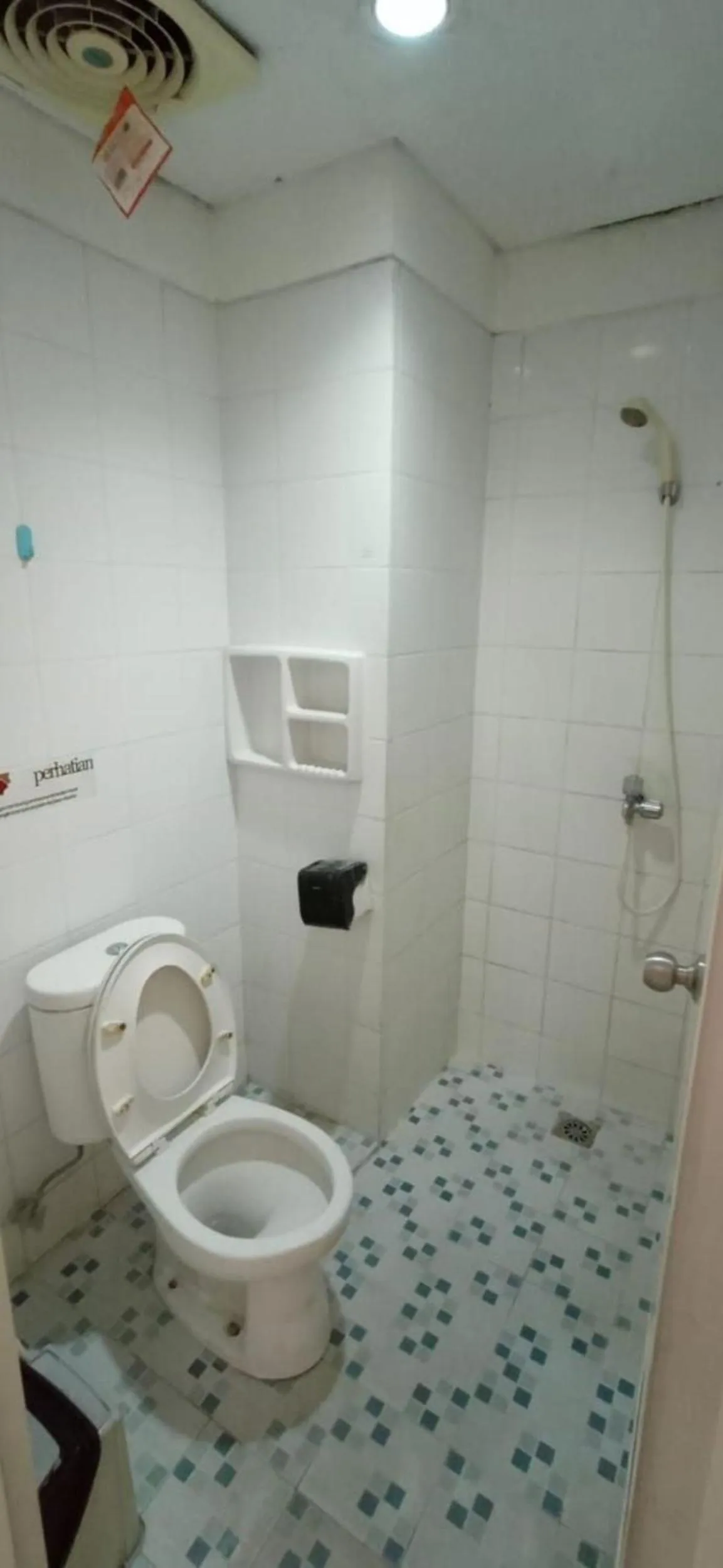 Bathroom in OYO Life 93383 Wisma Kencana Puteri