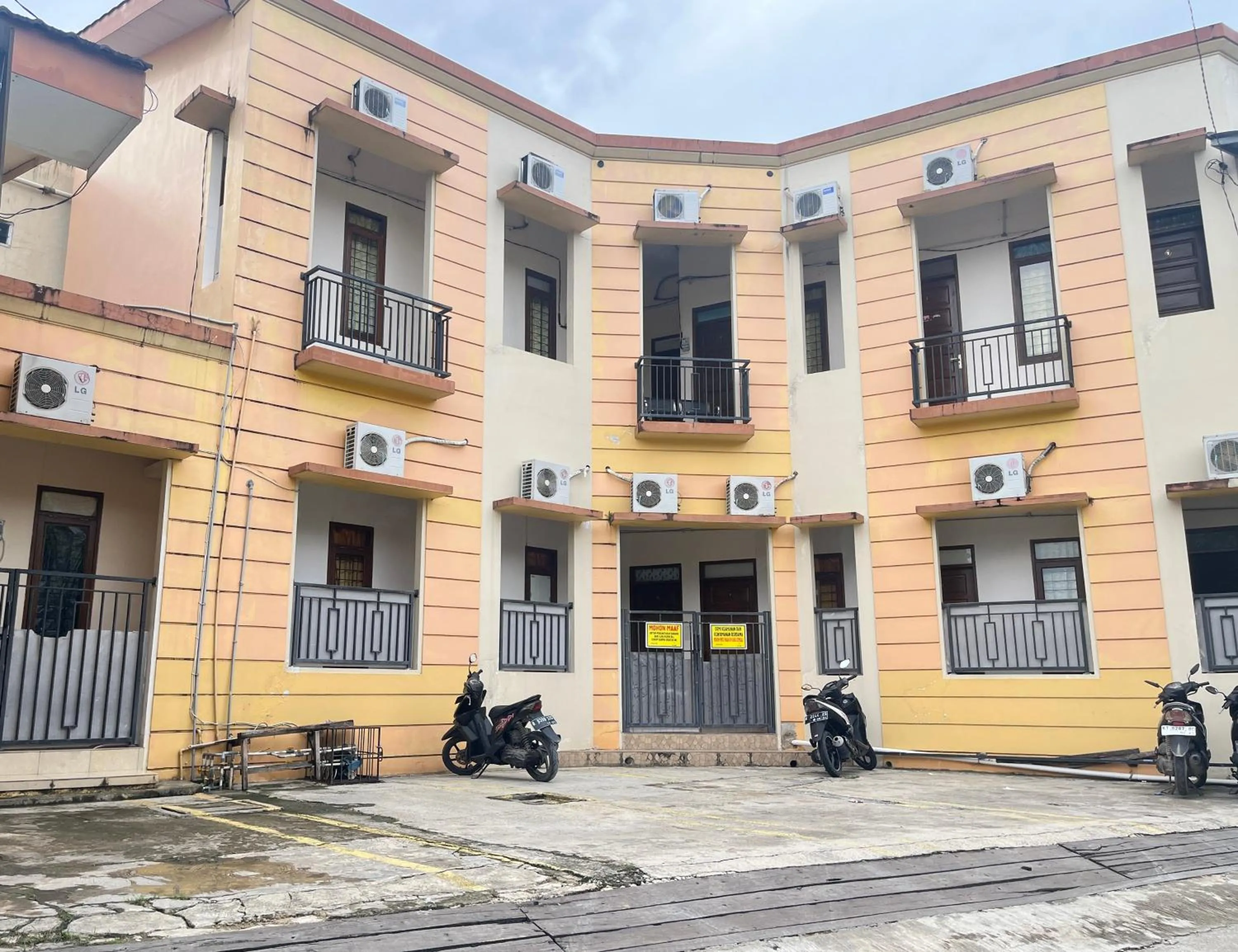 Facade/entrance in Hotel O Penginapan Mangkoe Barokah