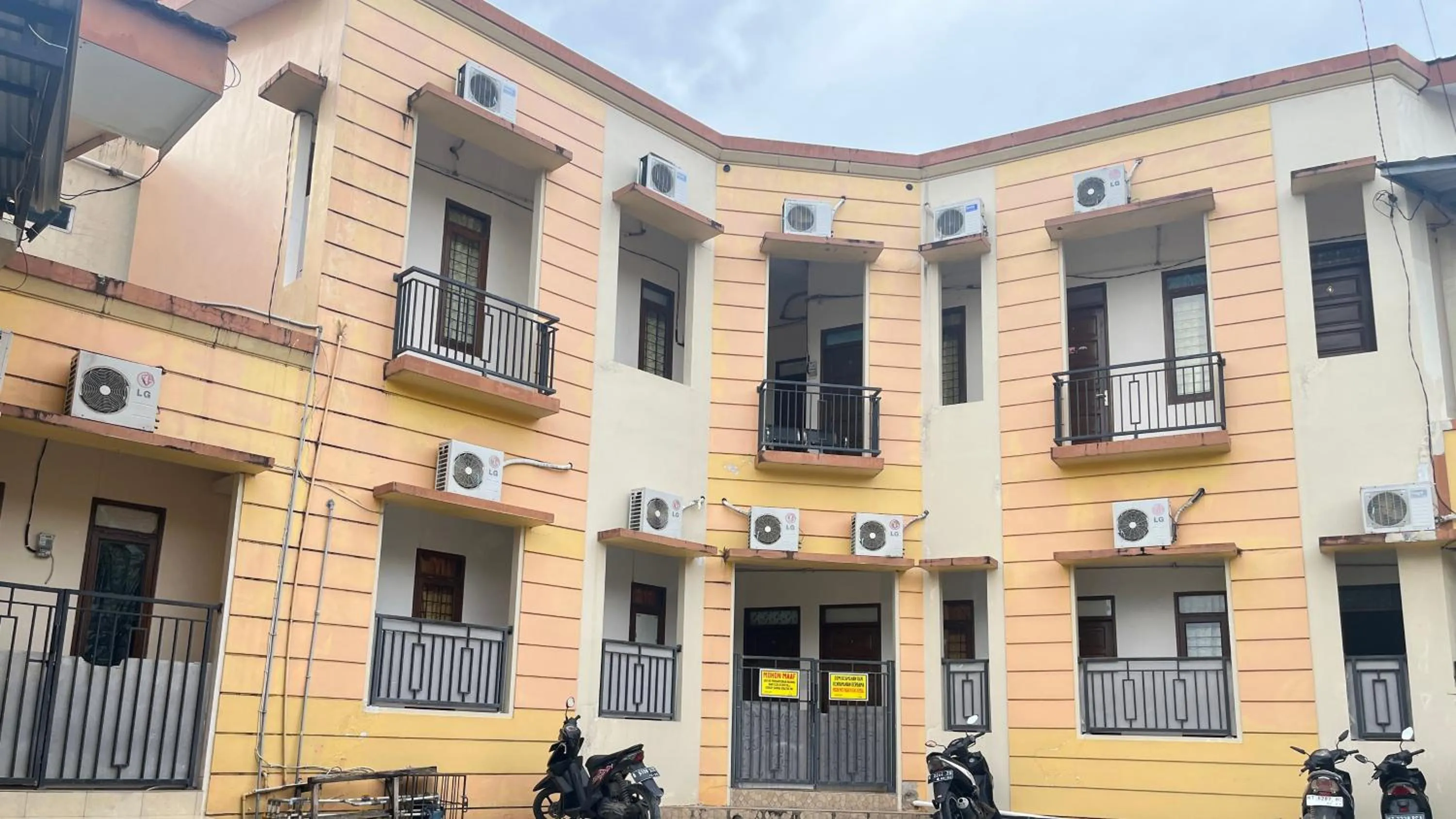 Facade/entrance in Hotel O Penginapan Mangkoe Barokah