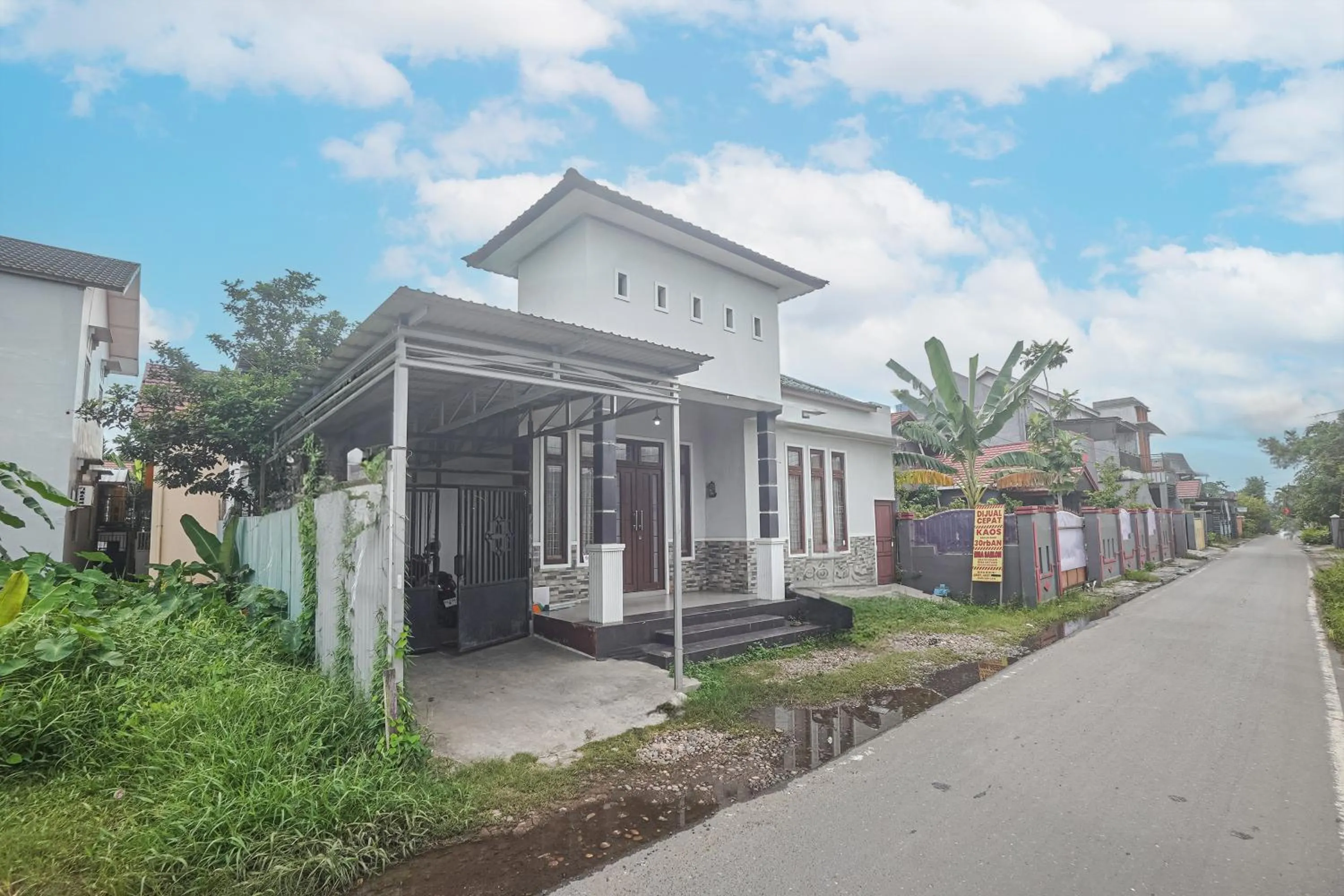 Facade/entrance in Hotel O Pondok Tawing Rumbih