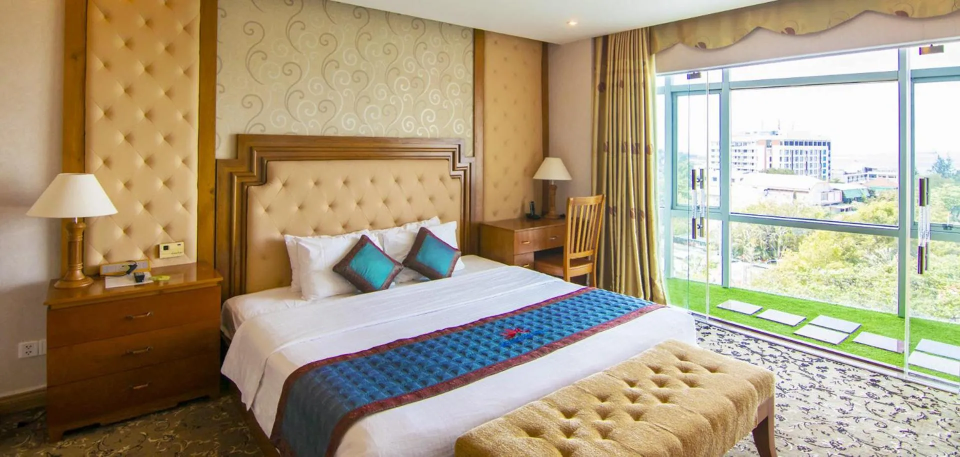 Bedroom, Bed in Petro Hotel