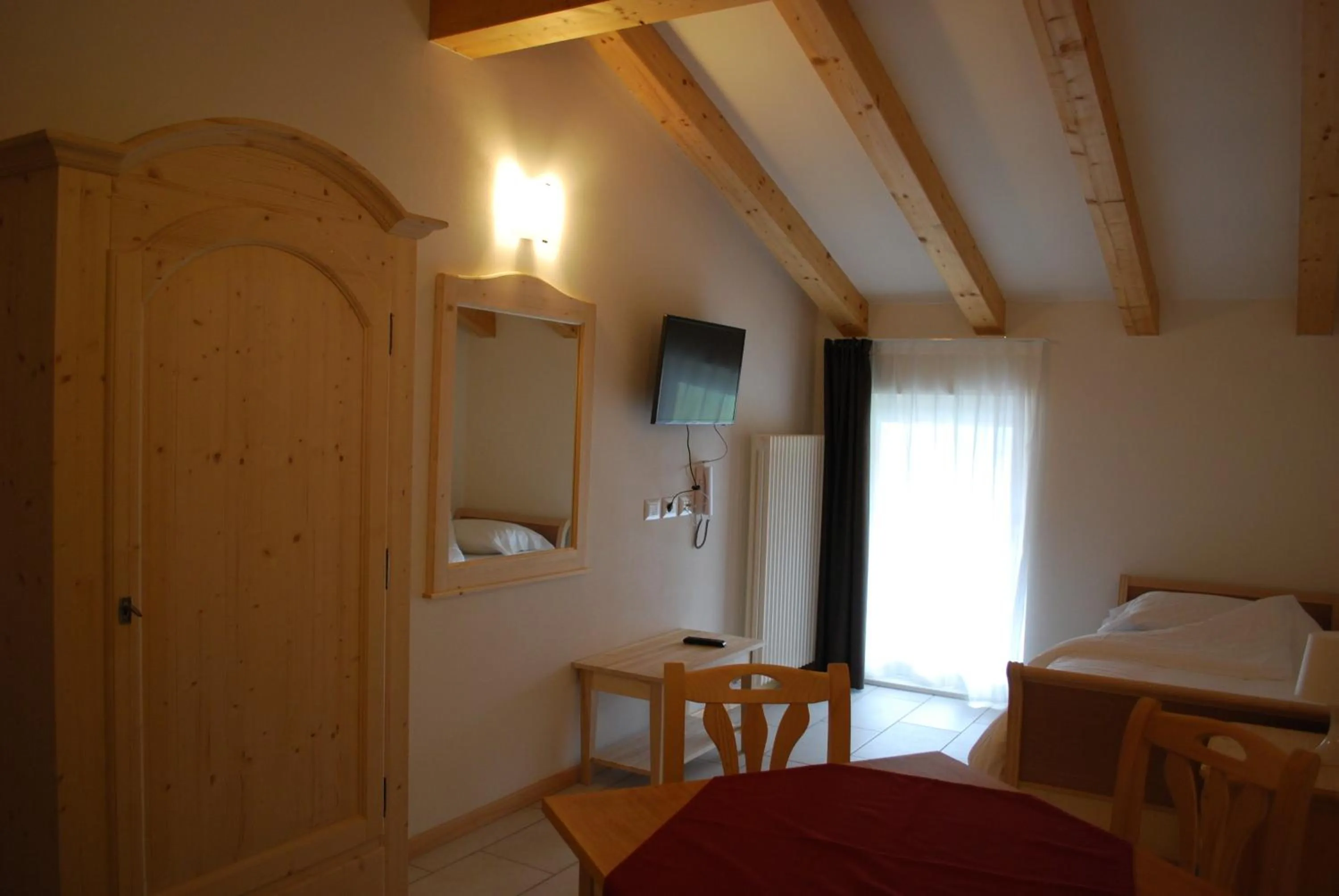 Living room, Bed in Hotel Elbele Garnì