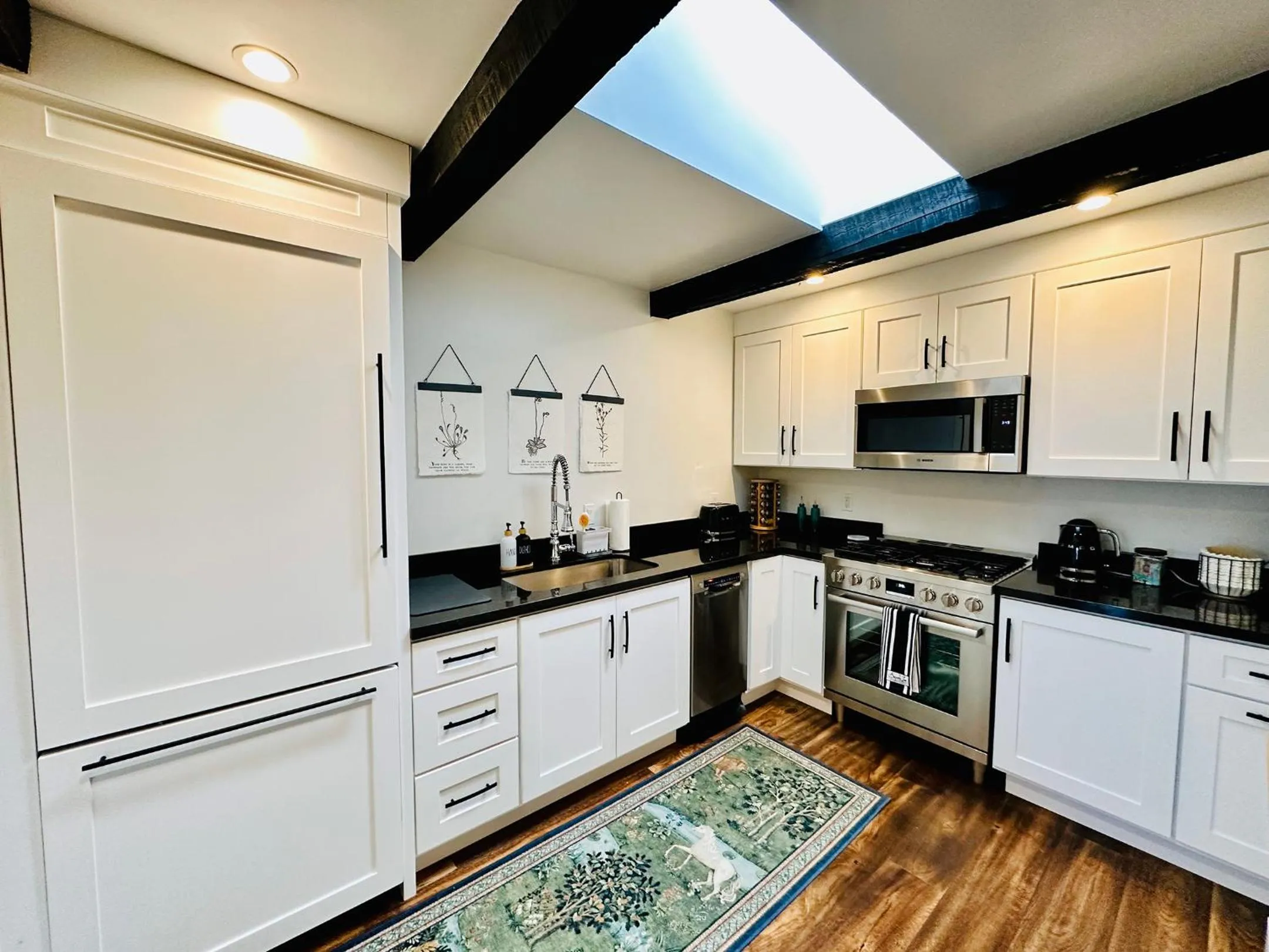 Kitchen or kitchenette in Bespoke Inn Flagstaff