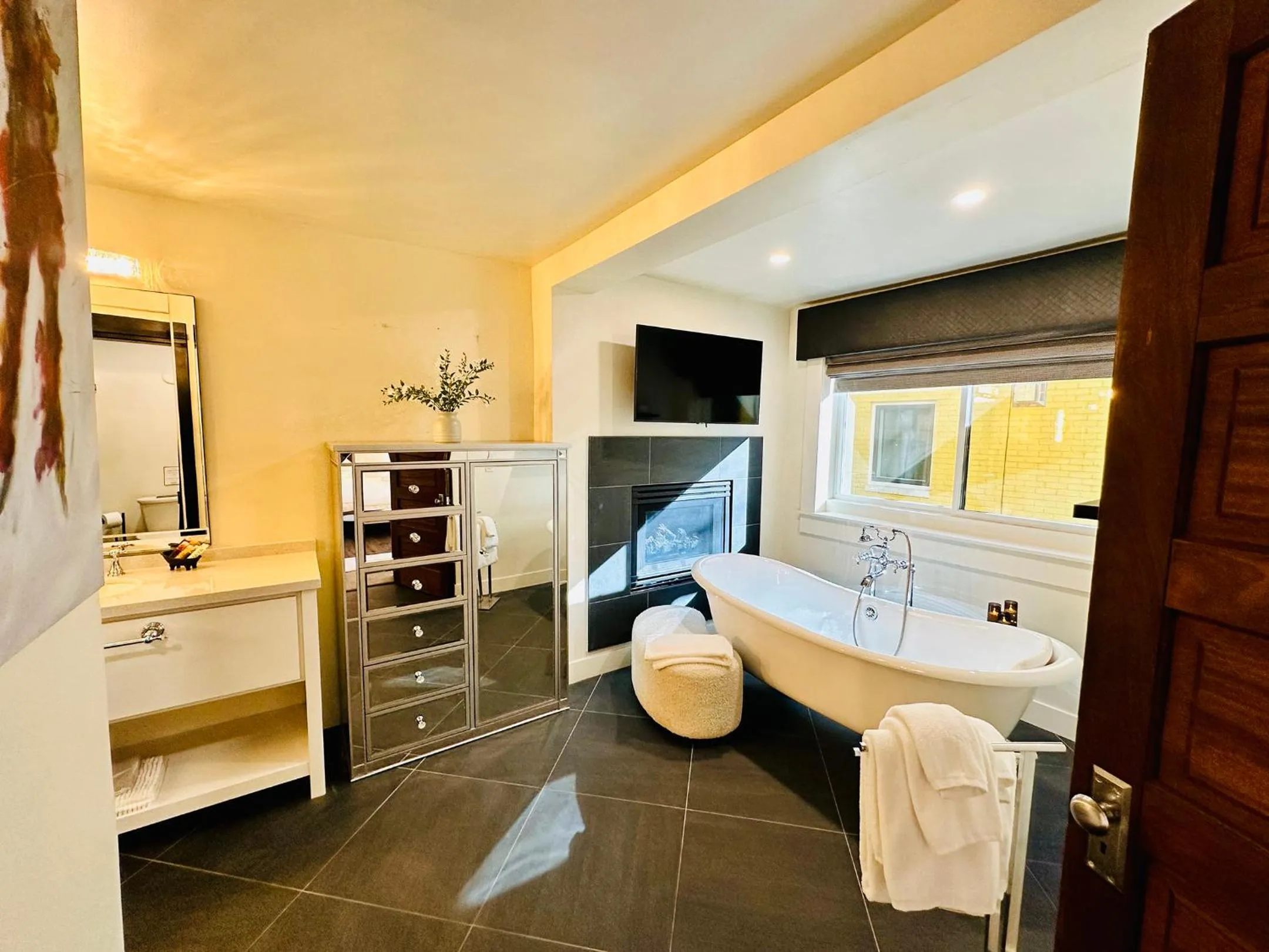 Bathroom, Bed in Bespoke Inn Flagstaff