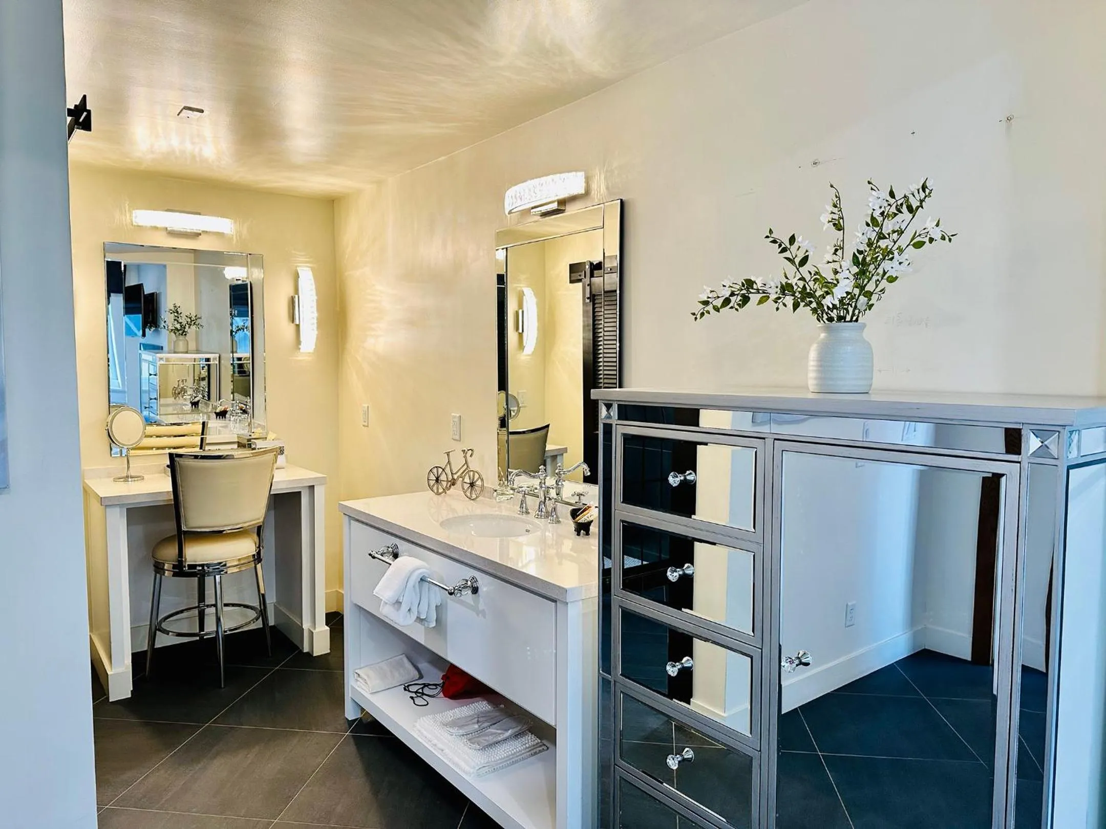 Bathroom in Bespoke Inn Flagstaff