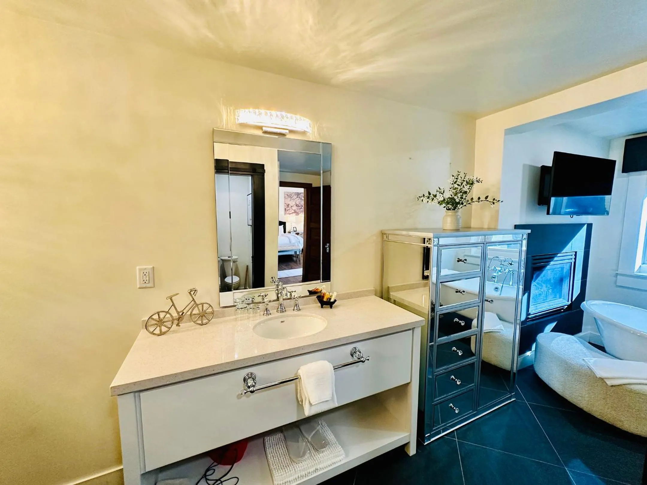 Bathroom, Bed in Bespoke Inn Flagstaff