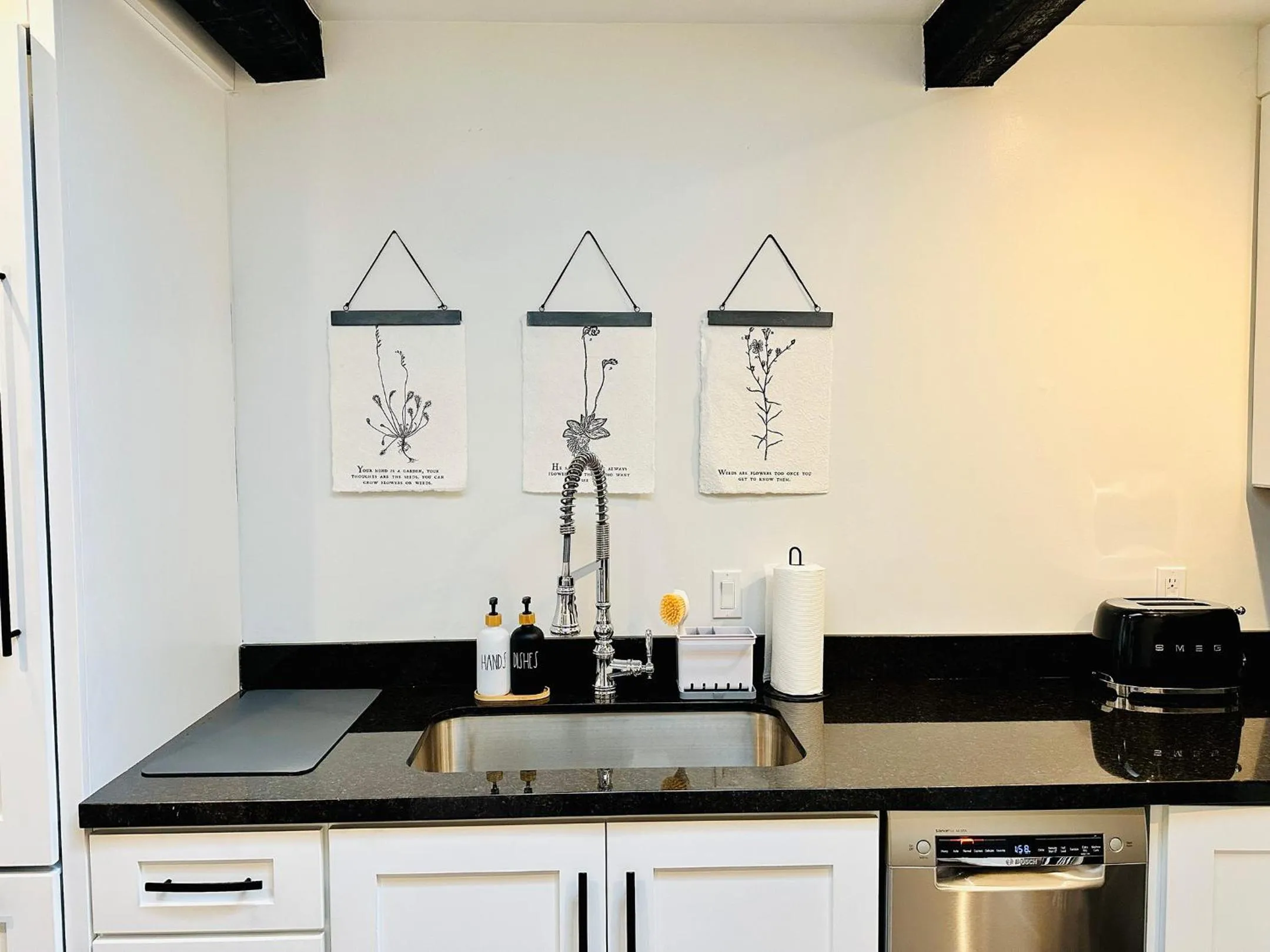 Kitchen or kitchenette in Bespoke Inn Flagstaff